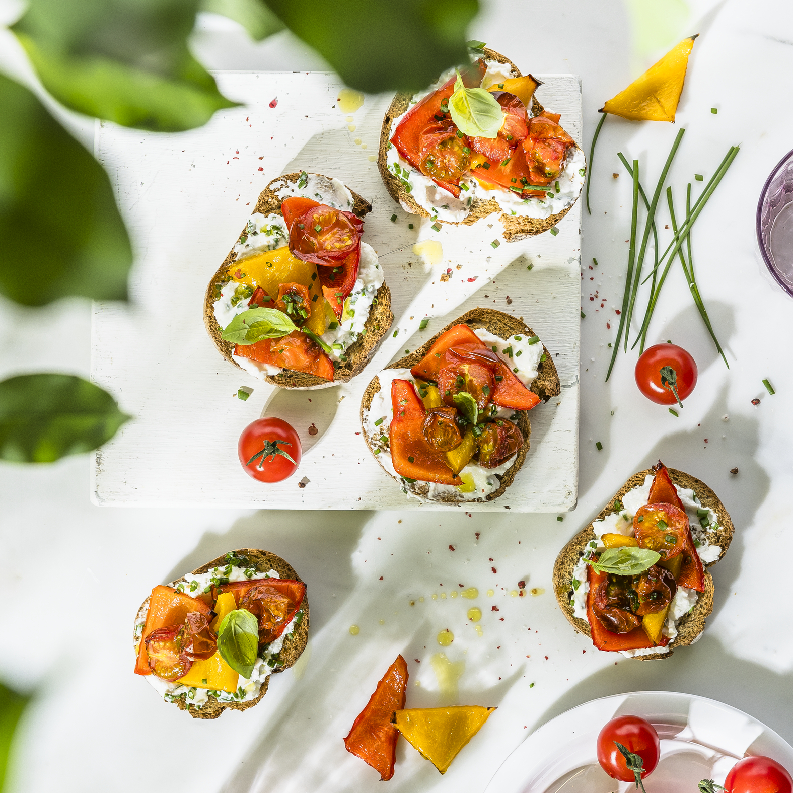 Bruschetta con topping de pimientos rojos y amarillos