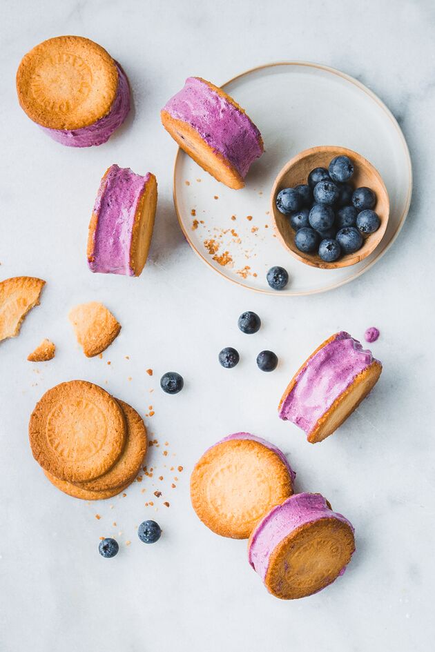 Sándwich helado de arándanos