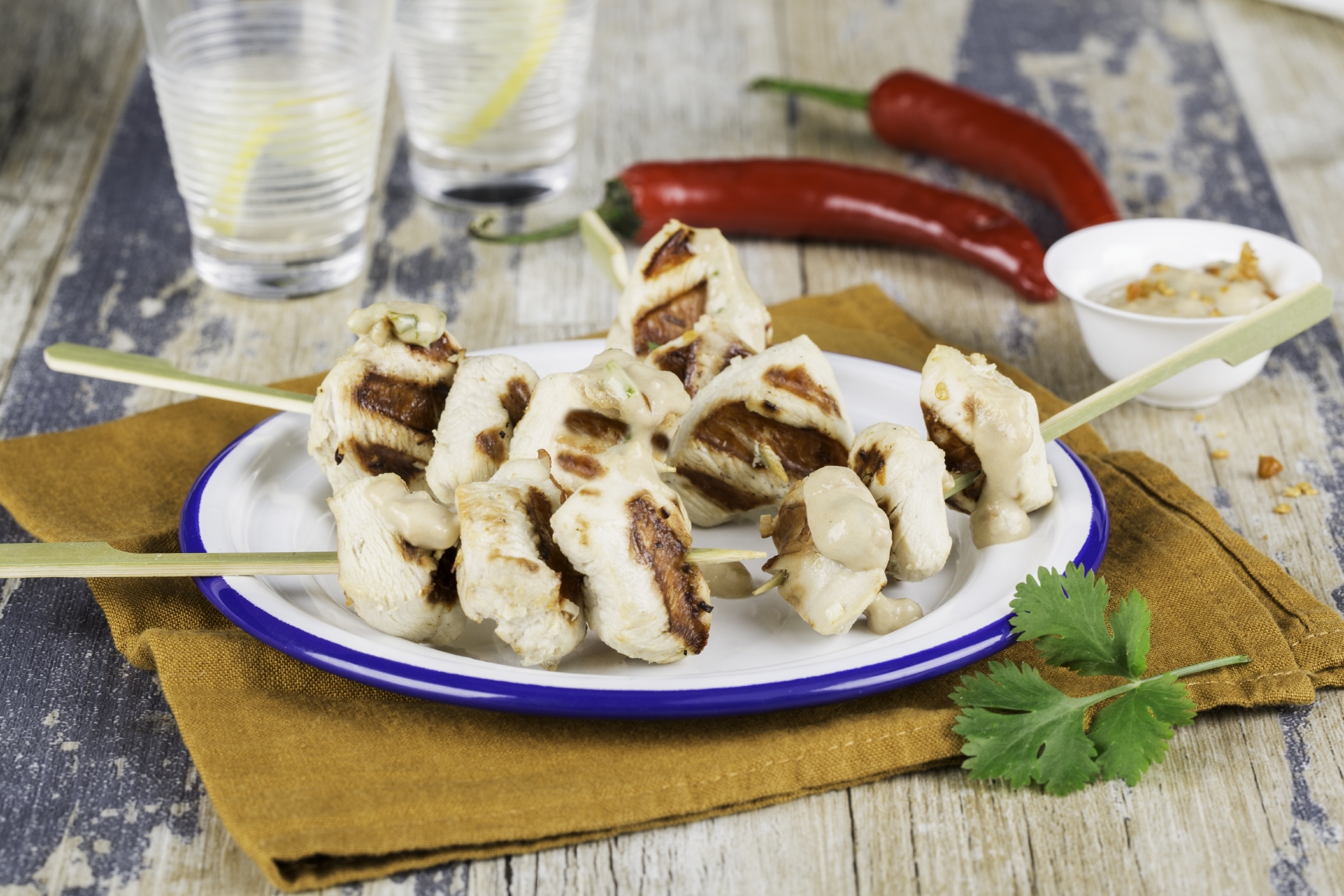Kipspiesjes met satésaus
