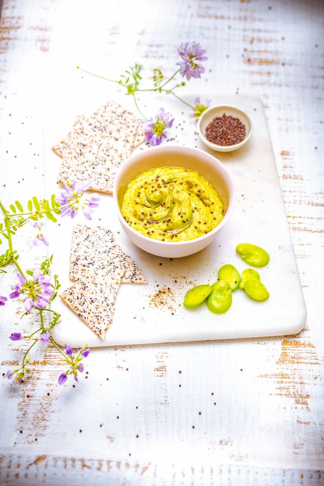 Dicke Bohnen-Hummus mit Senfkörnern
