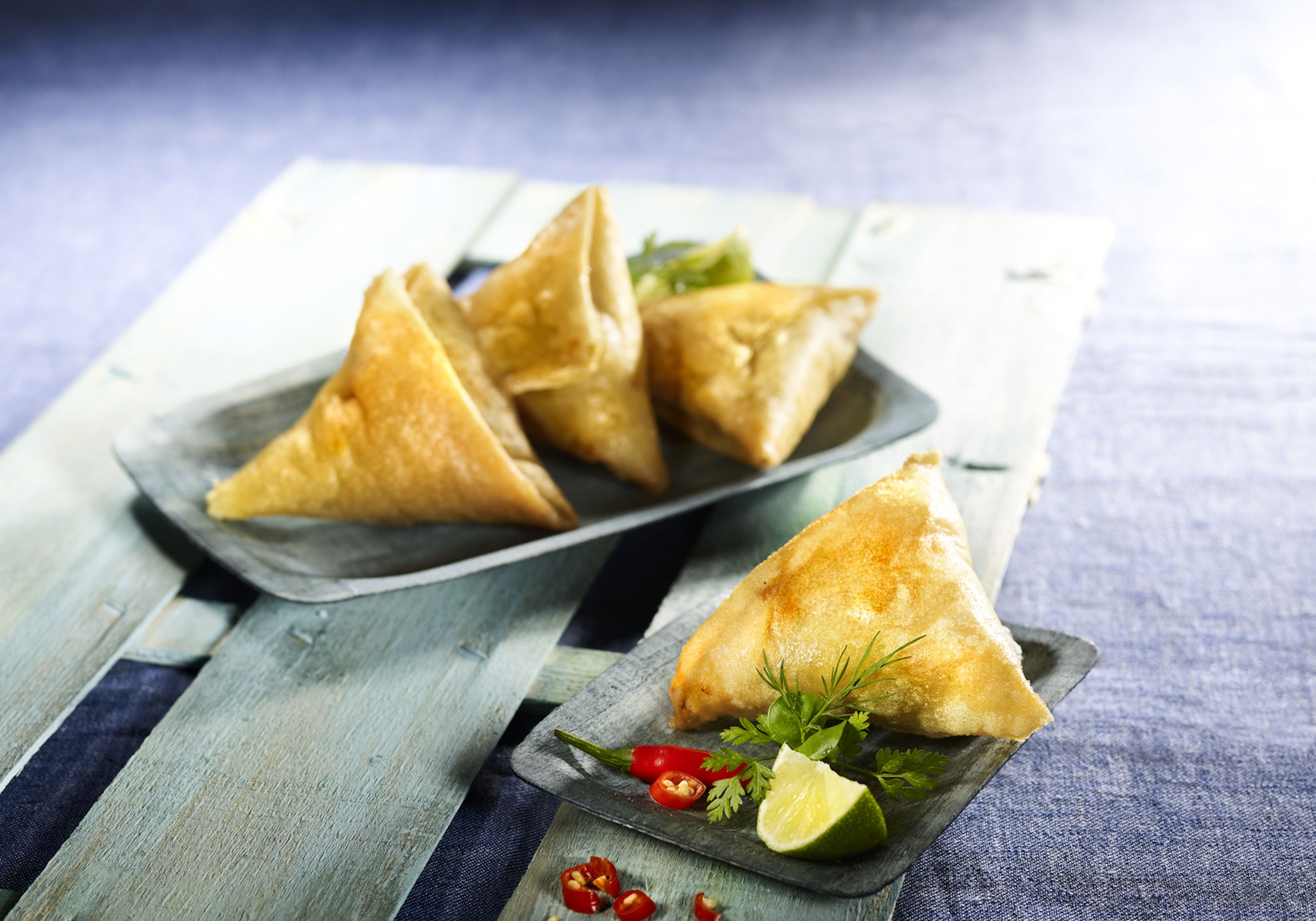 Samosa's met mozzarella en zongedroogde tomaten