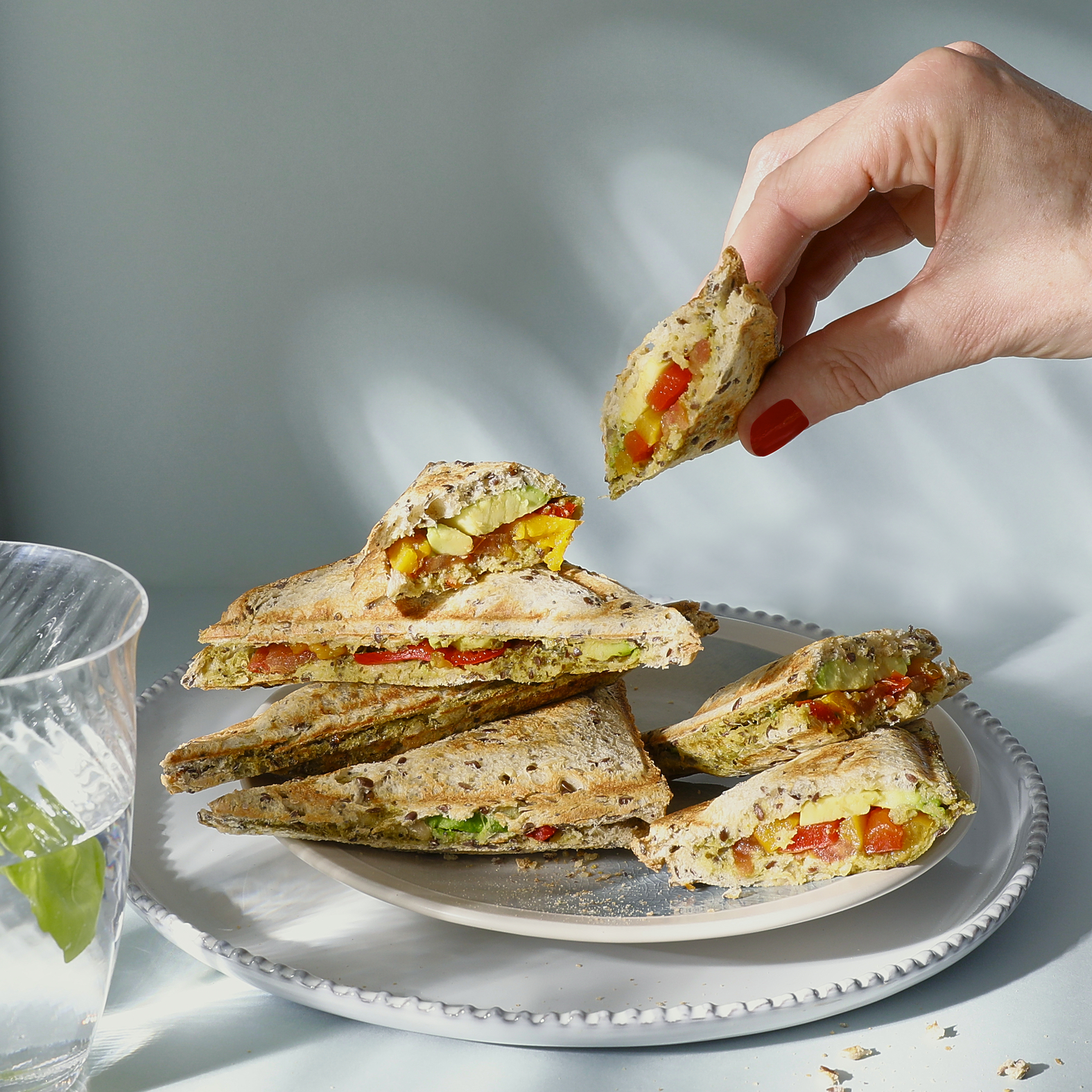Dreieckiges getoastetes Gemüsesandwich