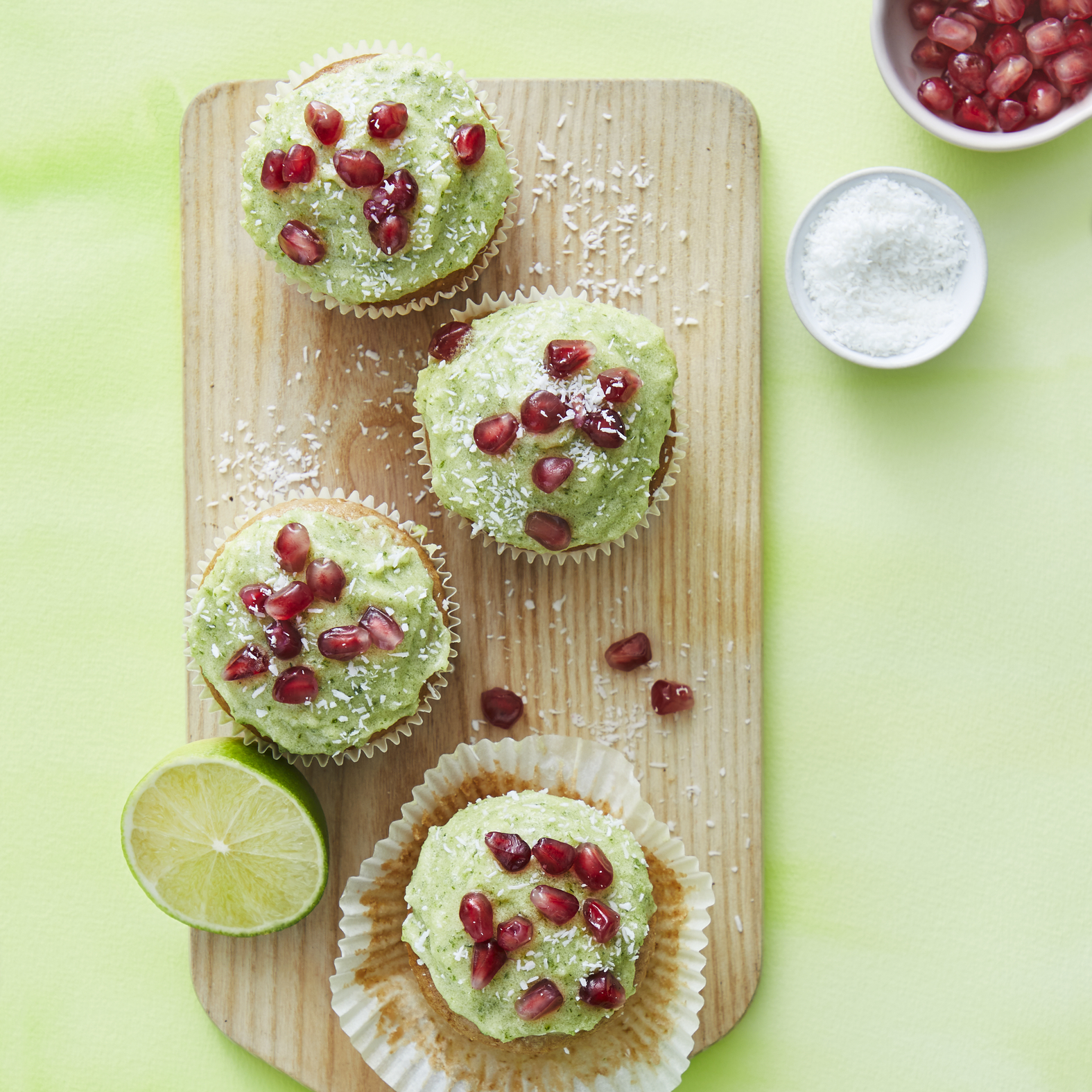 Vegane Kokosnuss-Granatapfel-Limetten-Cupcakes