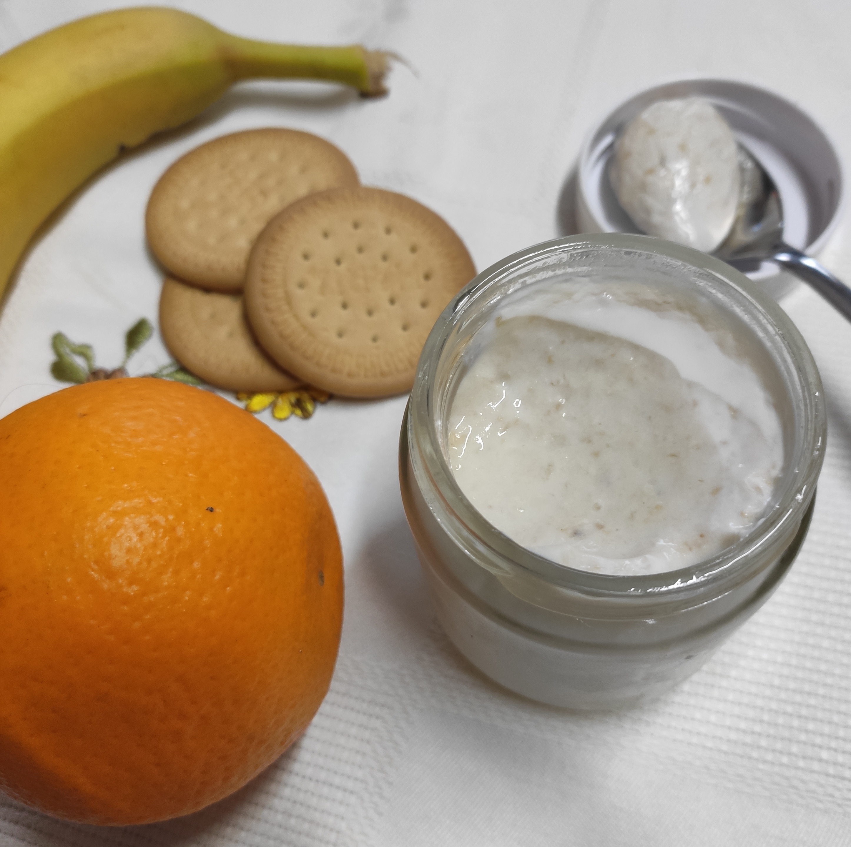 Iogurtes de bolacha, banana e laranja