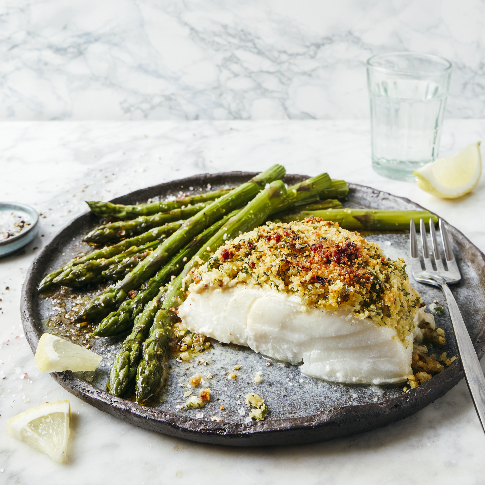 Merluzzo in crosta con asparagi