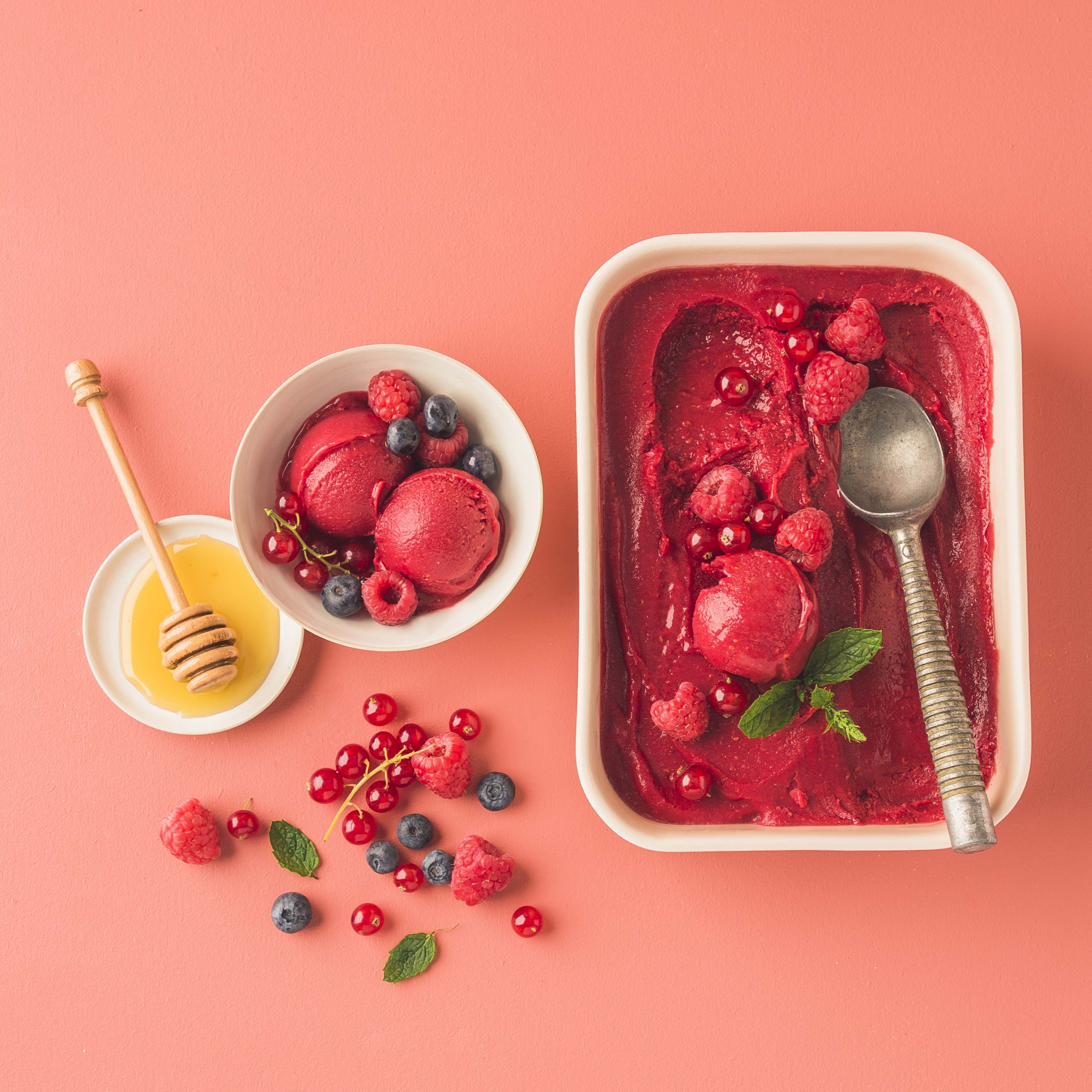 Litschi und rote Beeren Sorbet