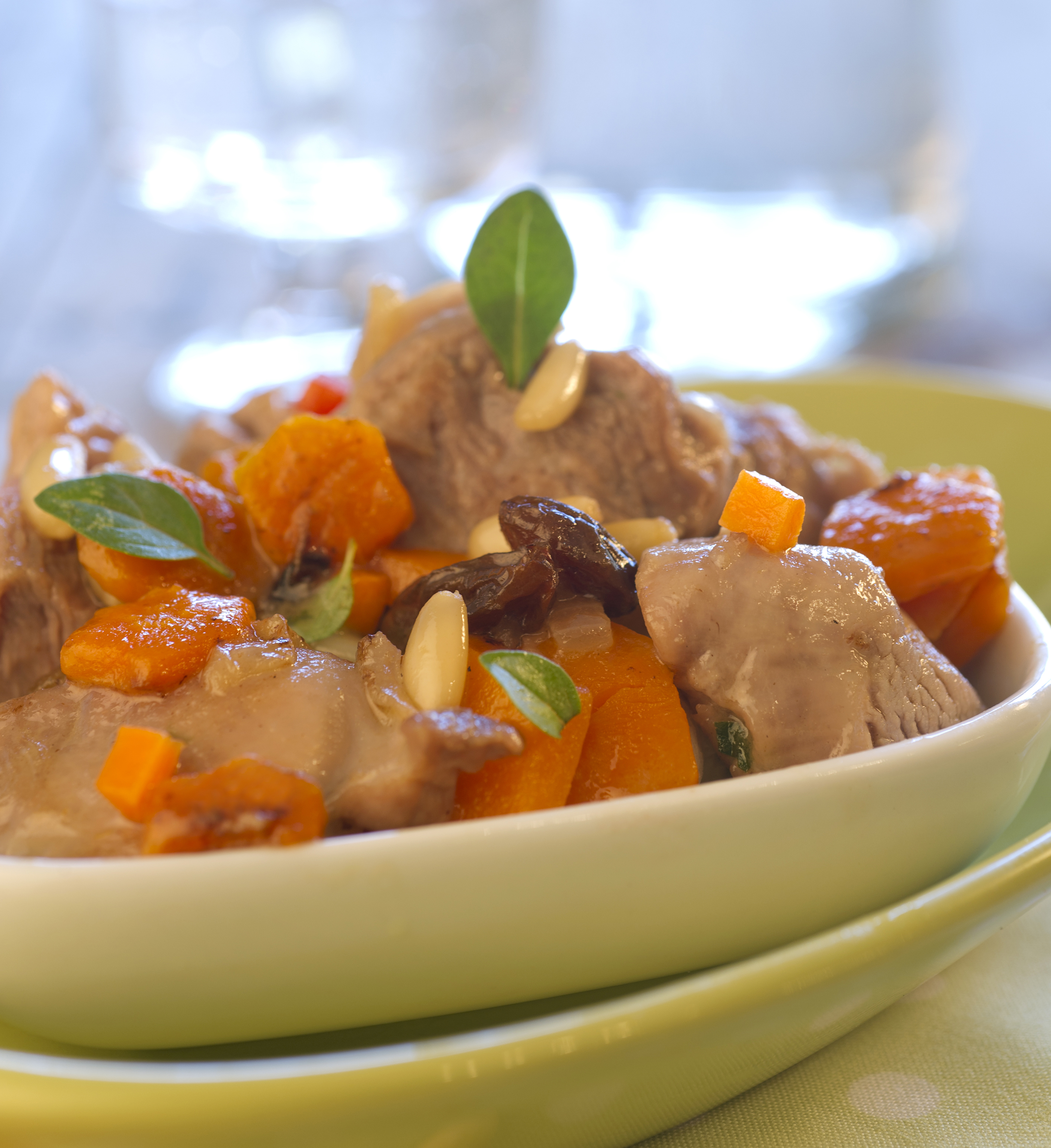 Muslo de pavo con pasas y piñones