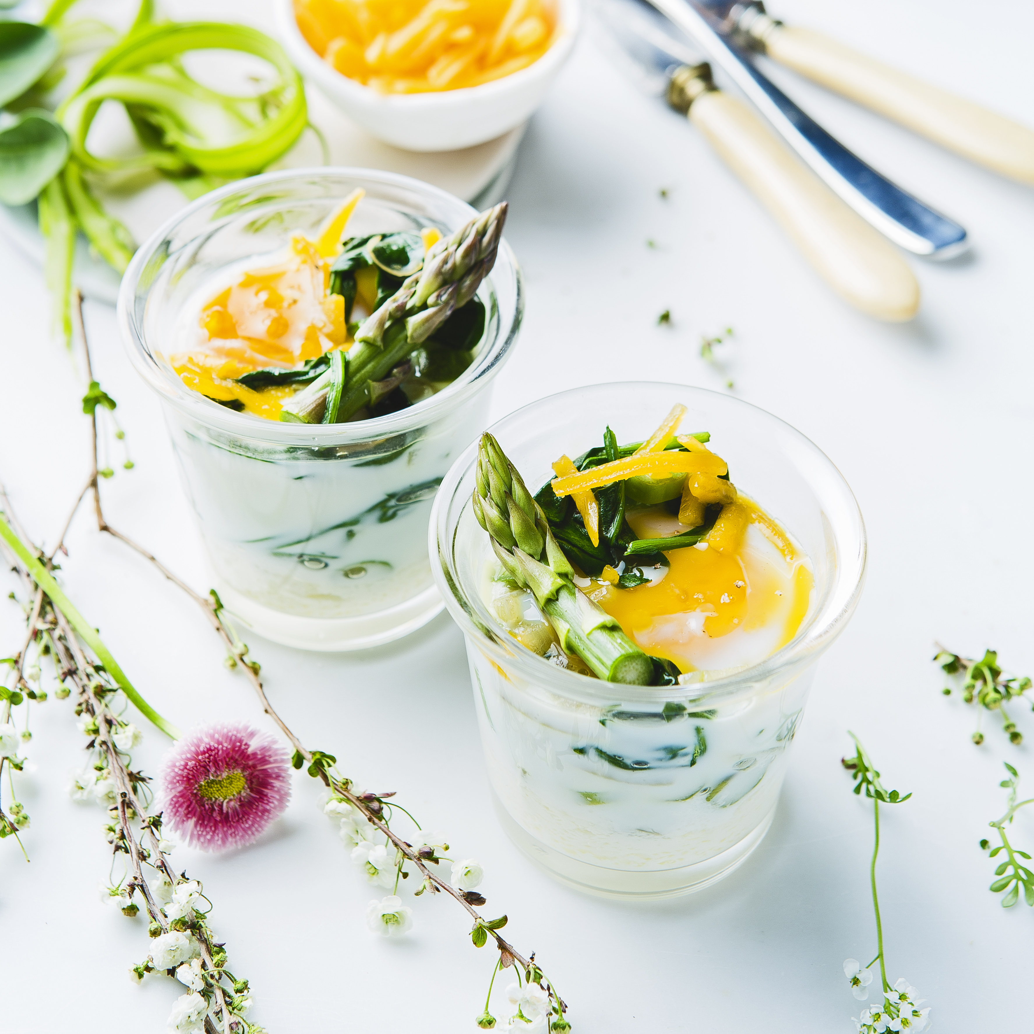 Uova cotte con verdure
