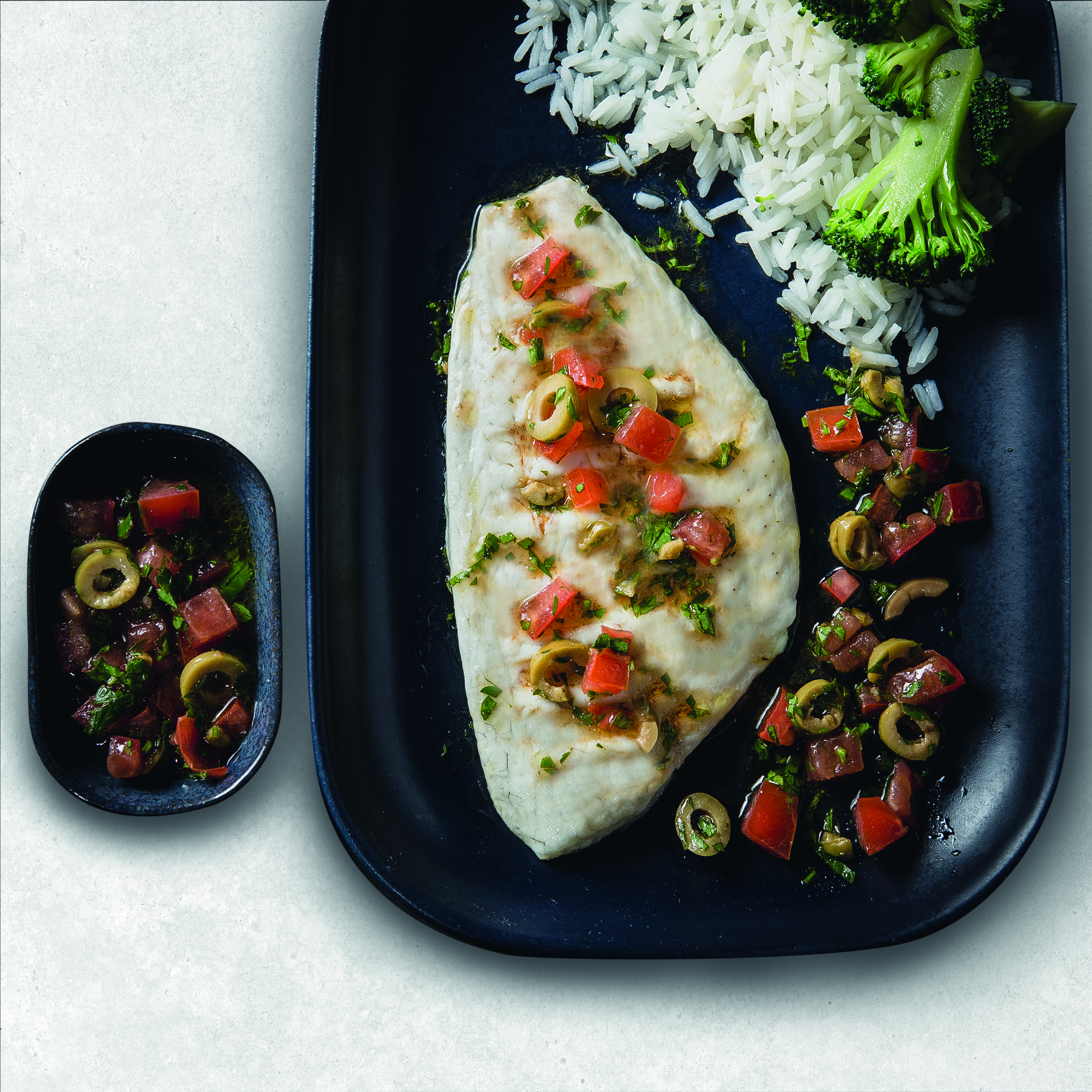 Dourada grelhada com tomate e azeitonas