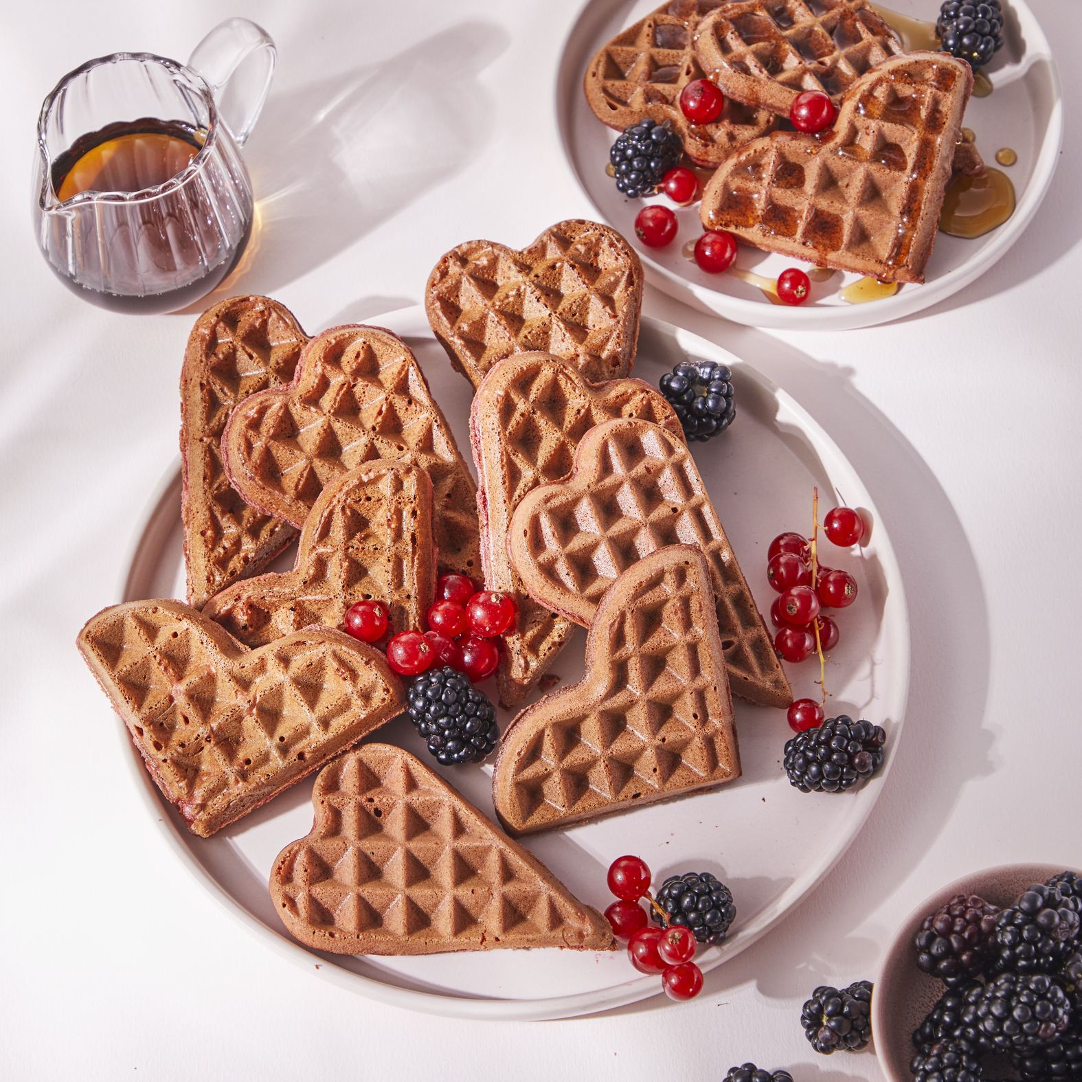Herzförmige Red Velvet-Waffeln