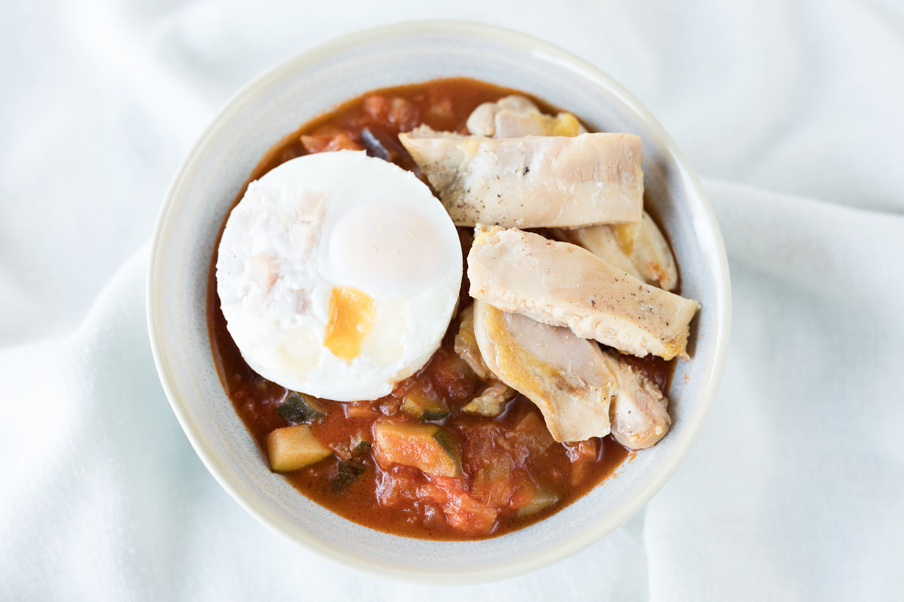Pollo guisado con pisto y huevos en cocotte