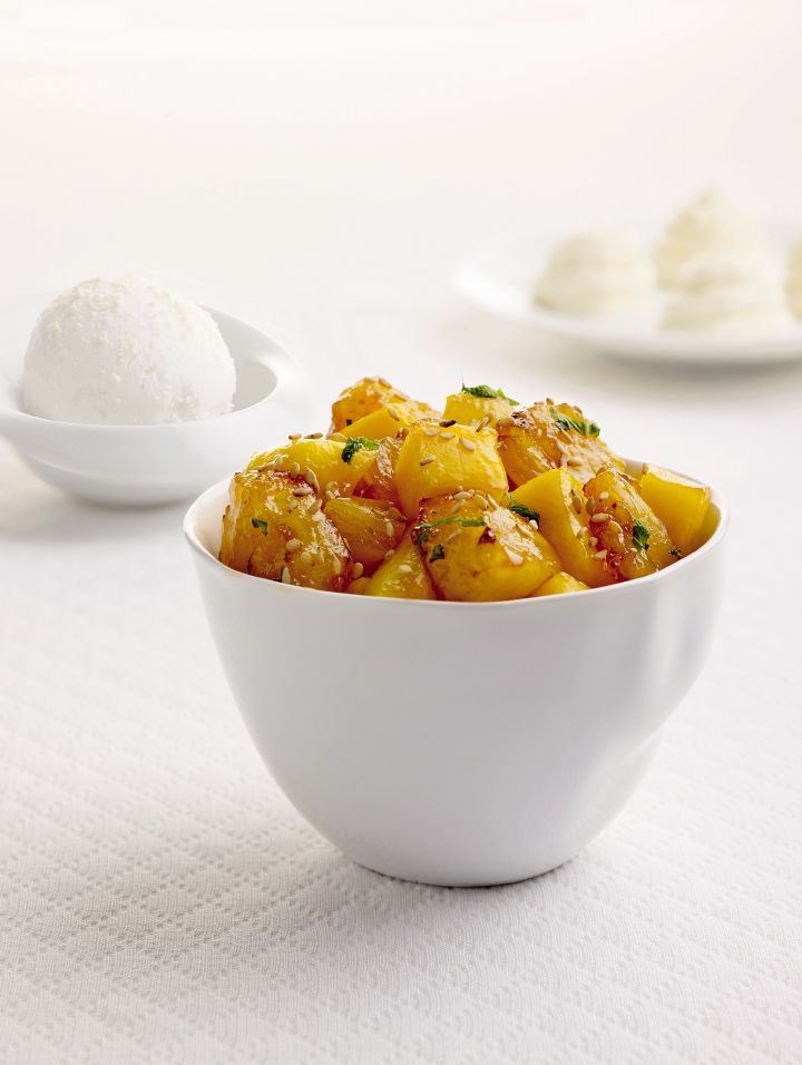 Kokossorbet mit karamellisierter Ananas und Mango