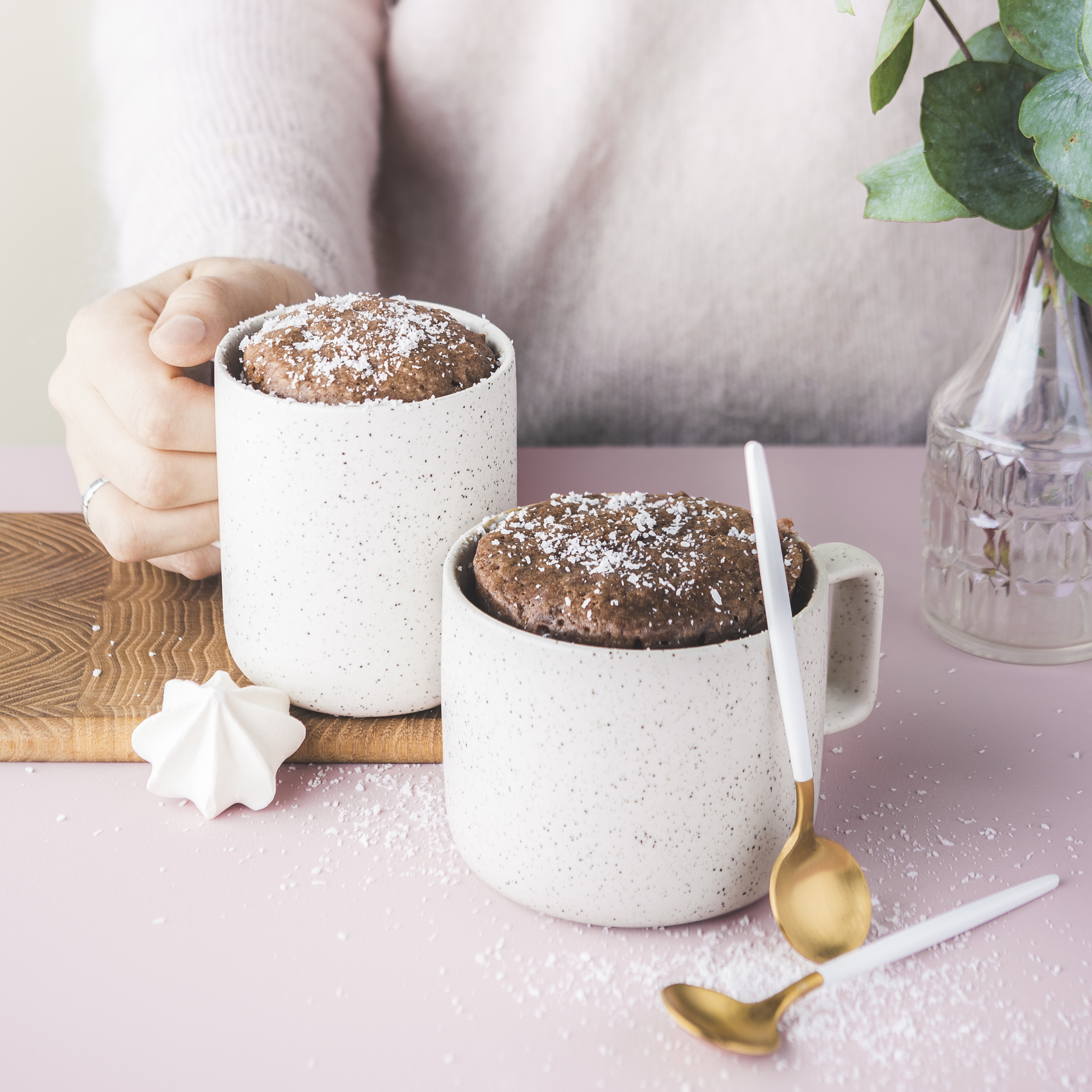 Bolo de chocolate e coco na caneca
