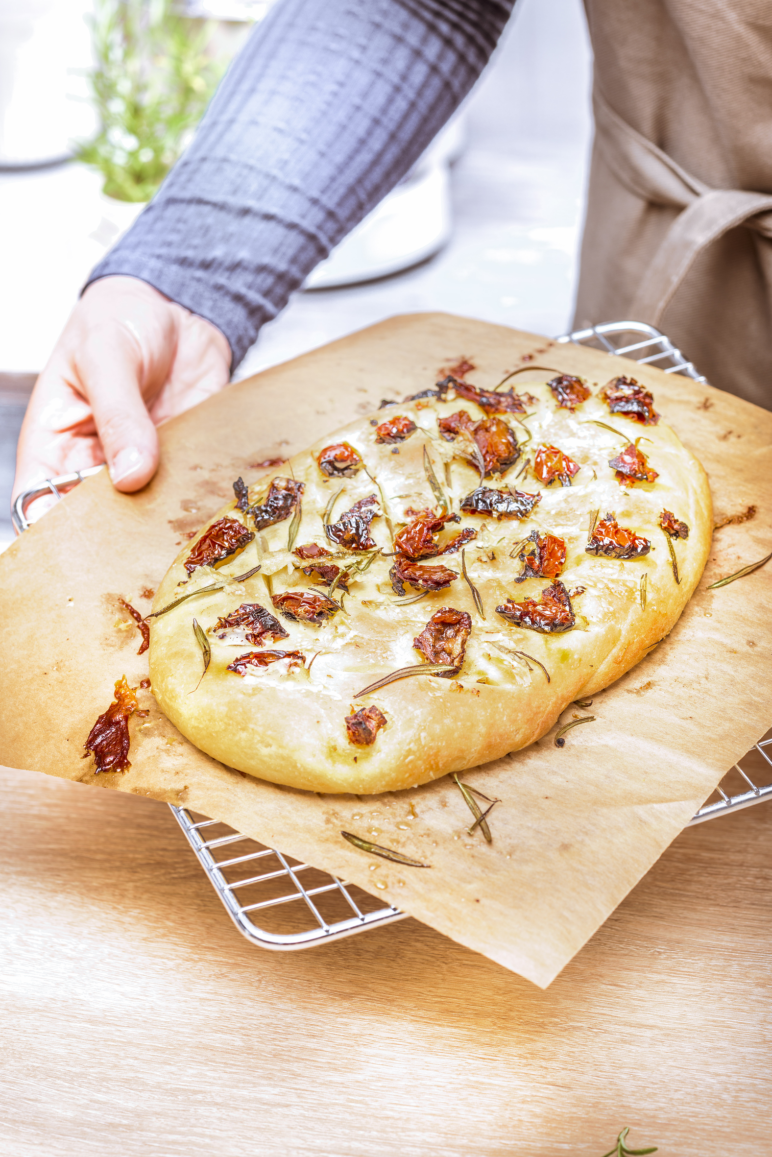 Fougasse mit eingelegten Tomaten, Parmesan und Rosmarin