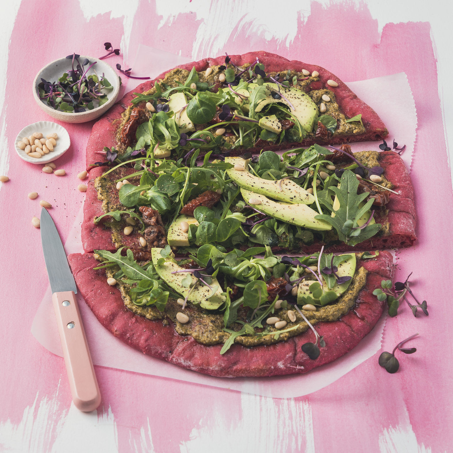 Pizza de remolacha, pesto y aguacate