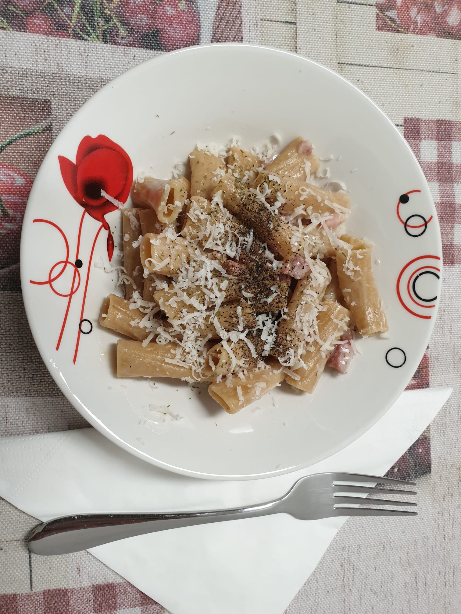 Tortiglioni integrali con panna e pancetta
