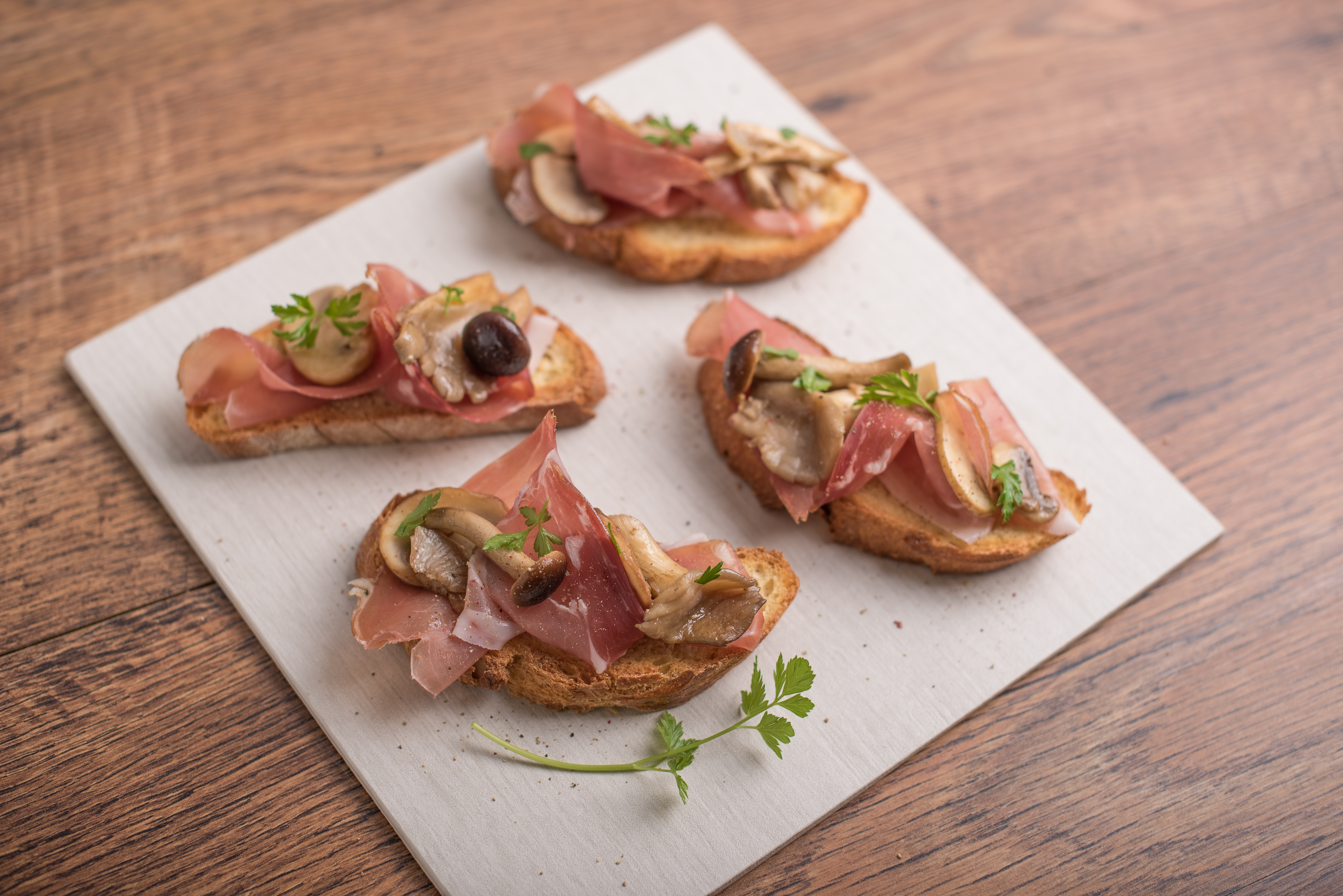 Crostini ai funghi e speck