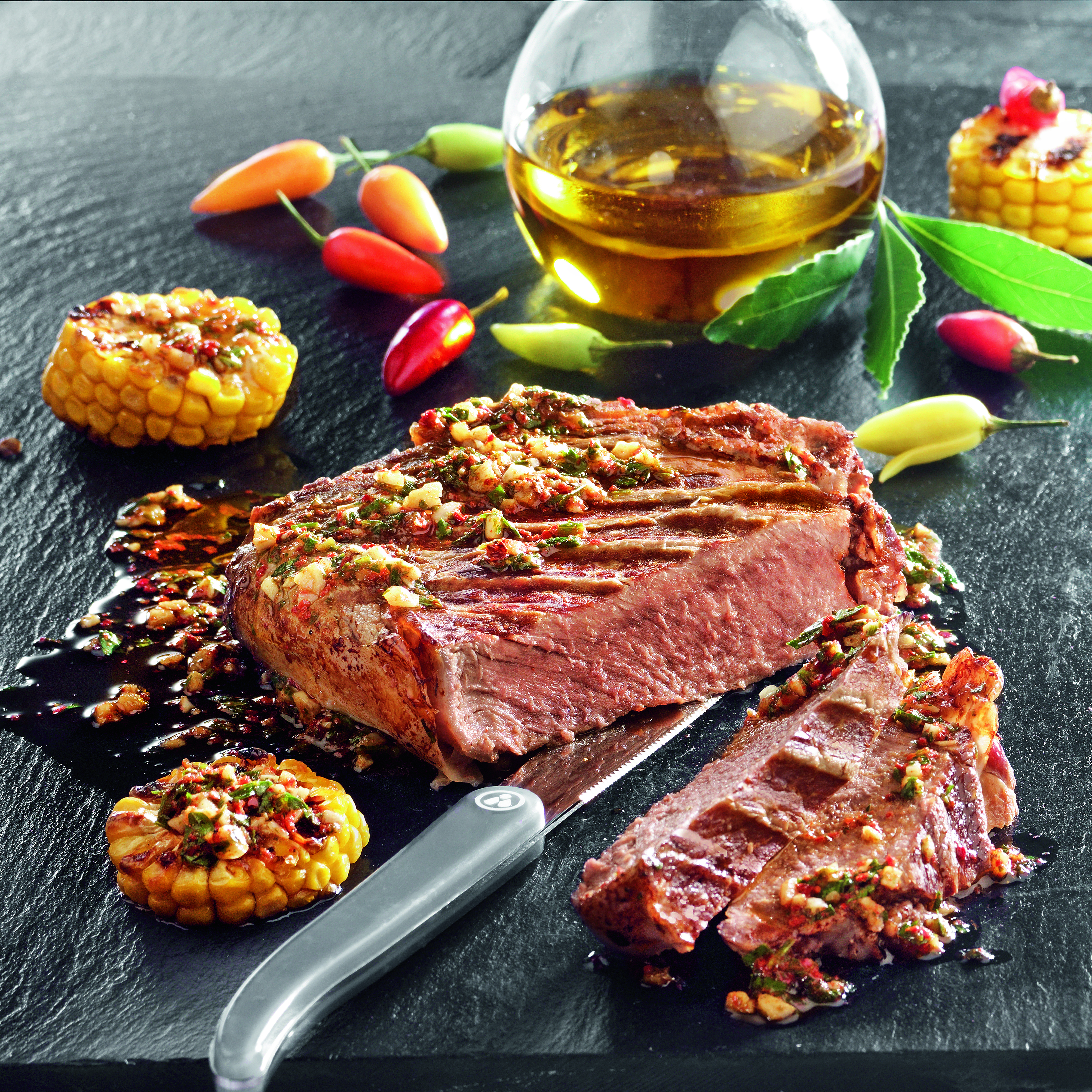 Gegrilde rib-eye steaks met chimichurrisaus