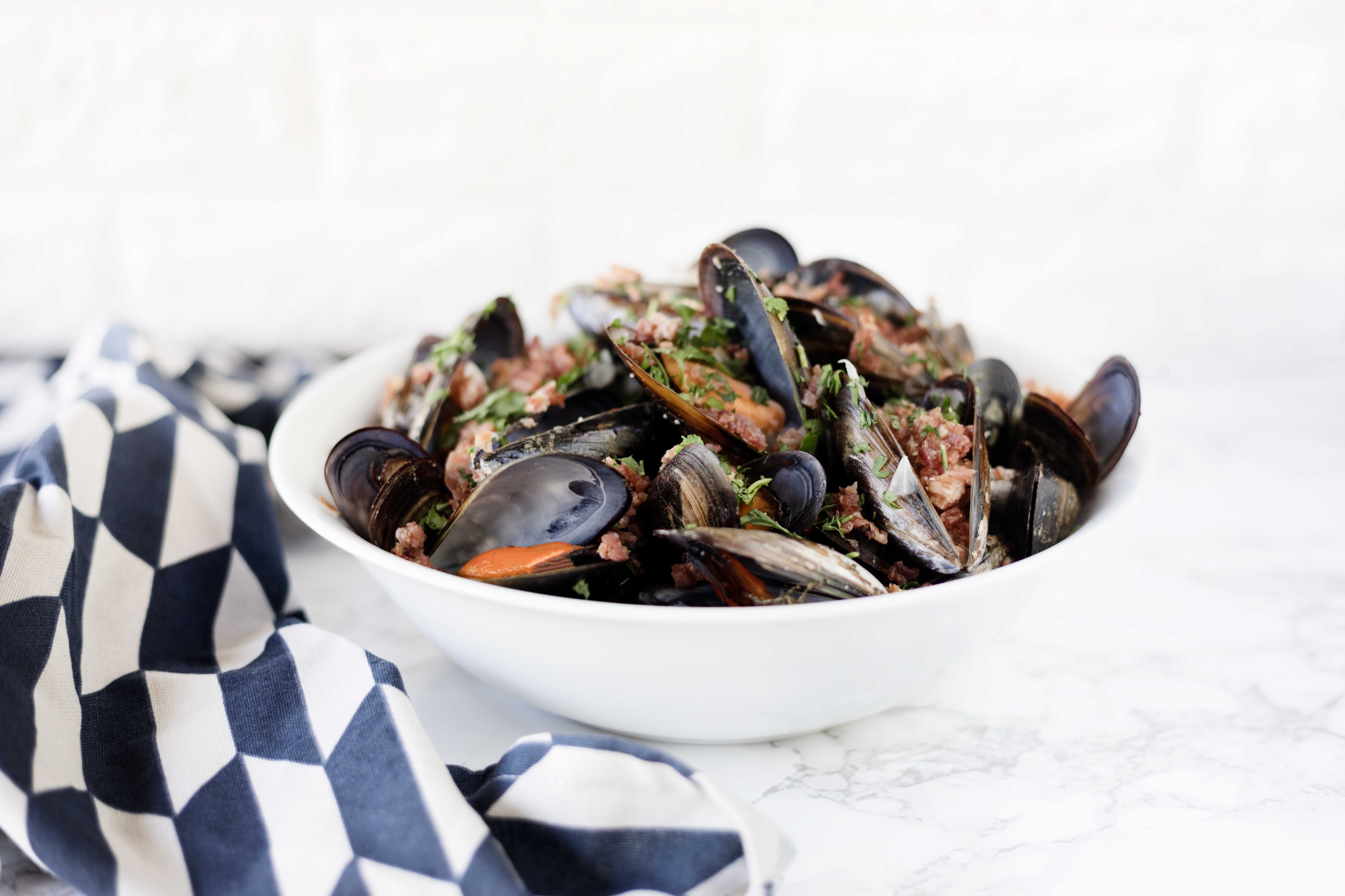 Mejillones con picadillo de jamón serrano