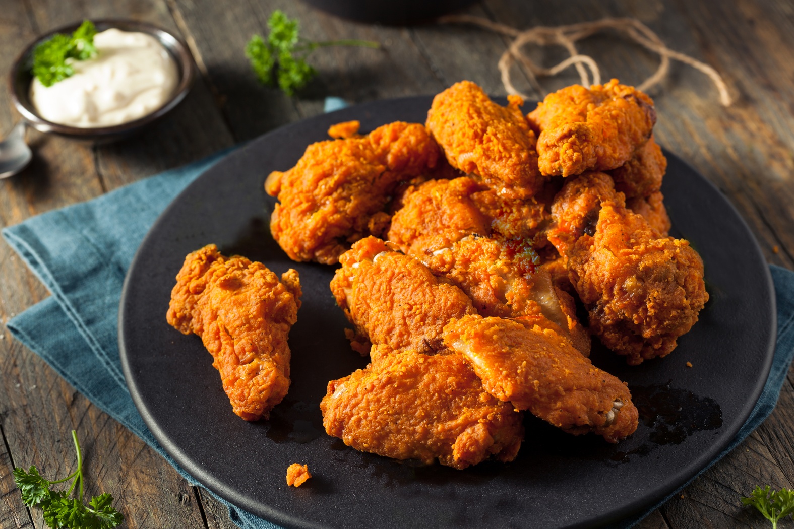 Gefrituurde kipstukjes met dipsaus
