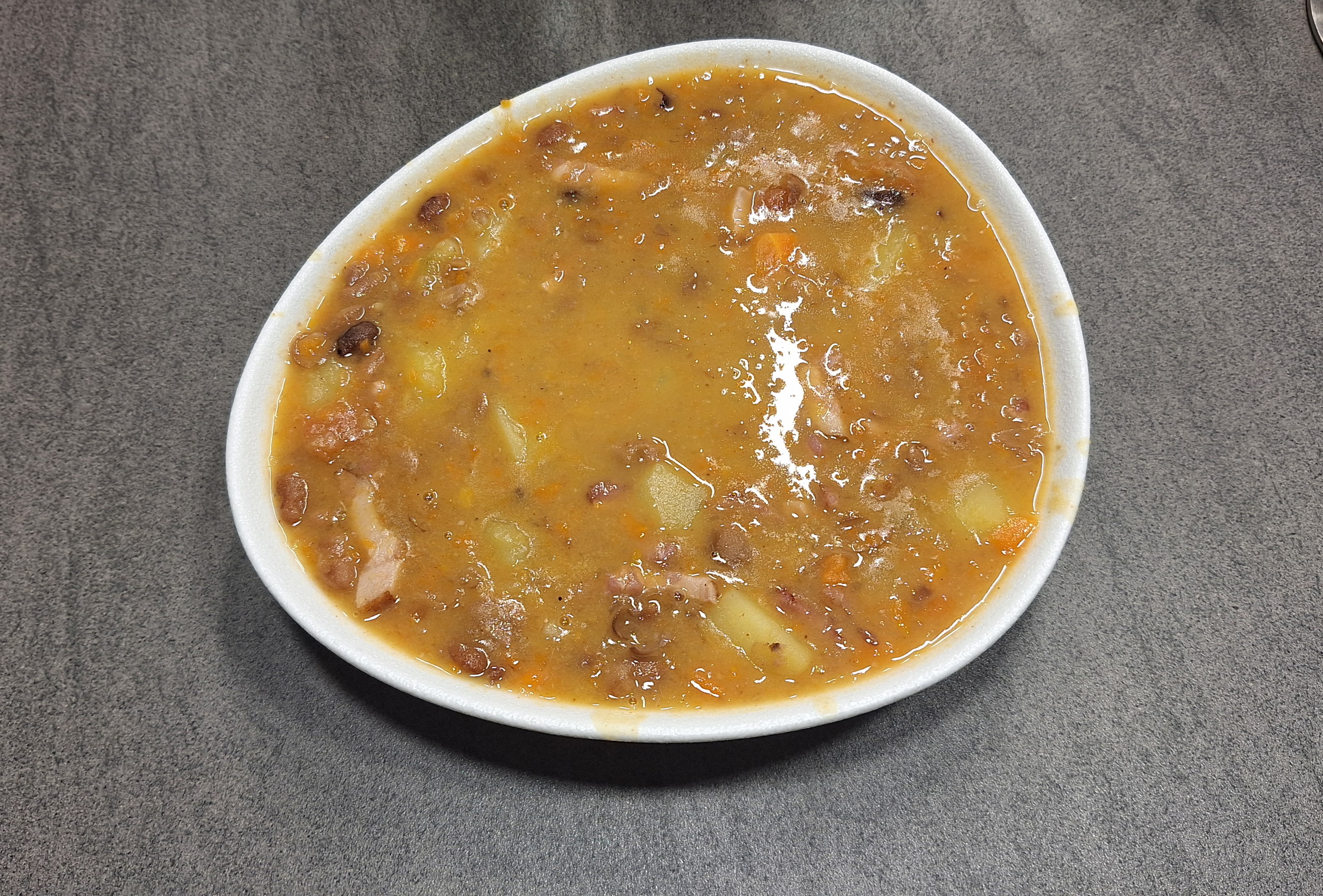 Zuppa di fagioli, patate e speck