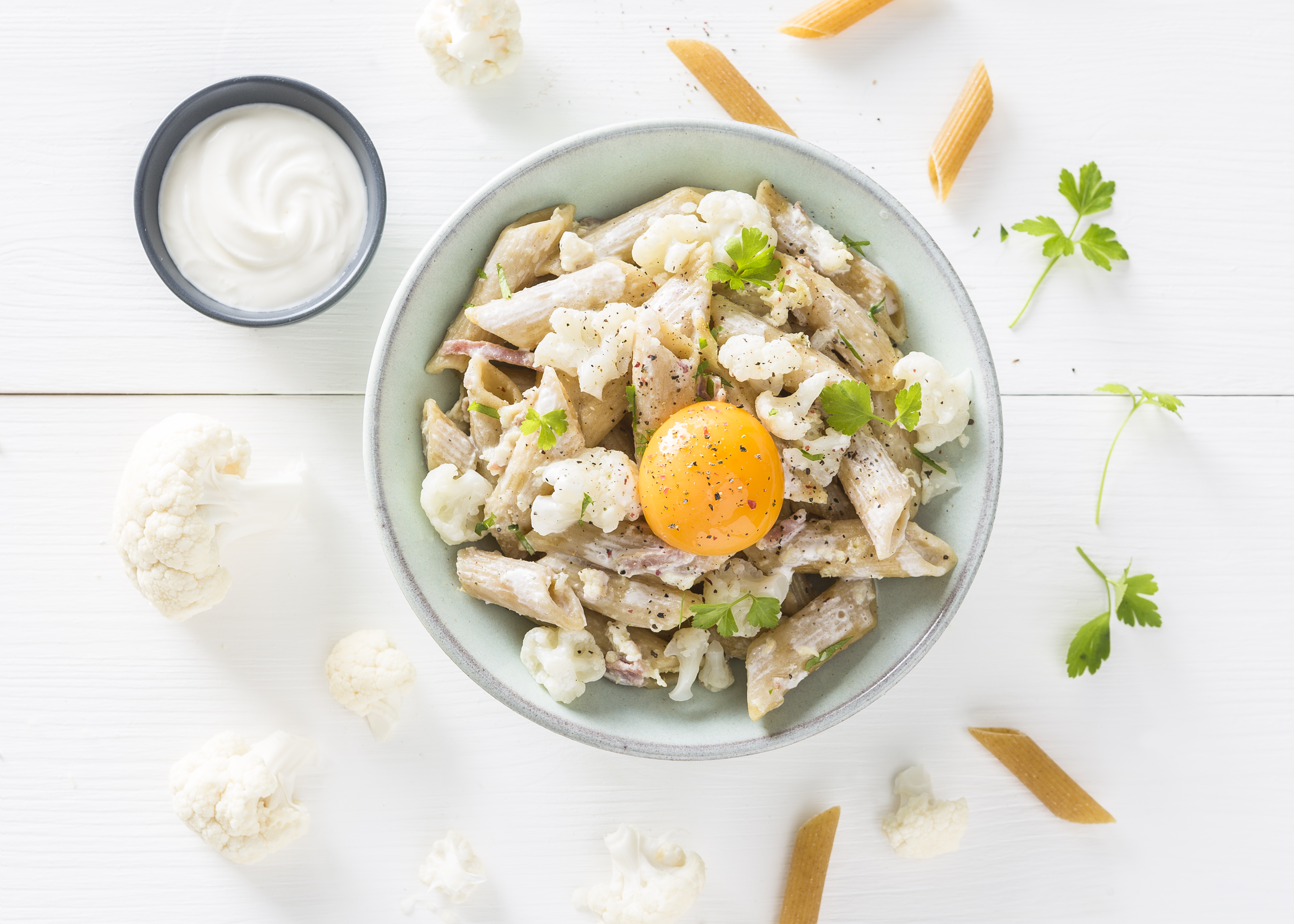 Penne con coliflor y huevo