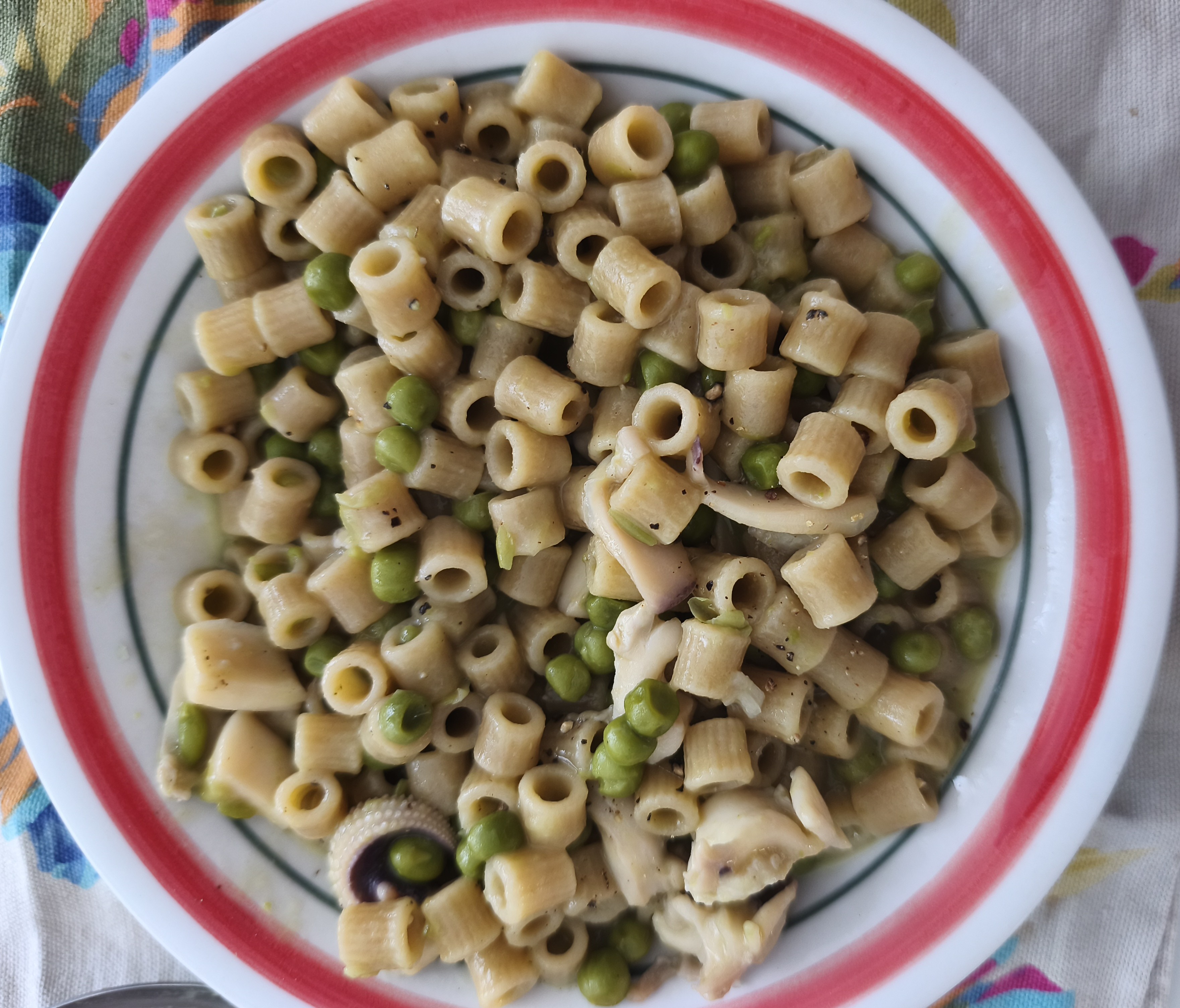 Pasta integrale, porri piselli e seppie