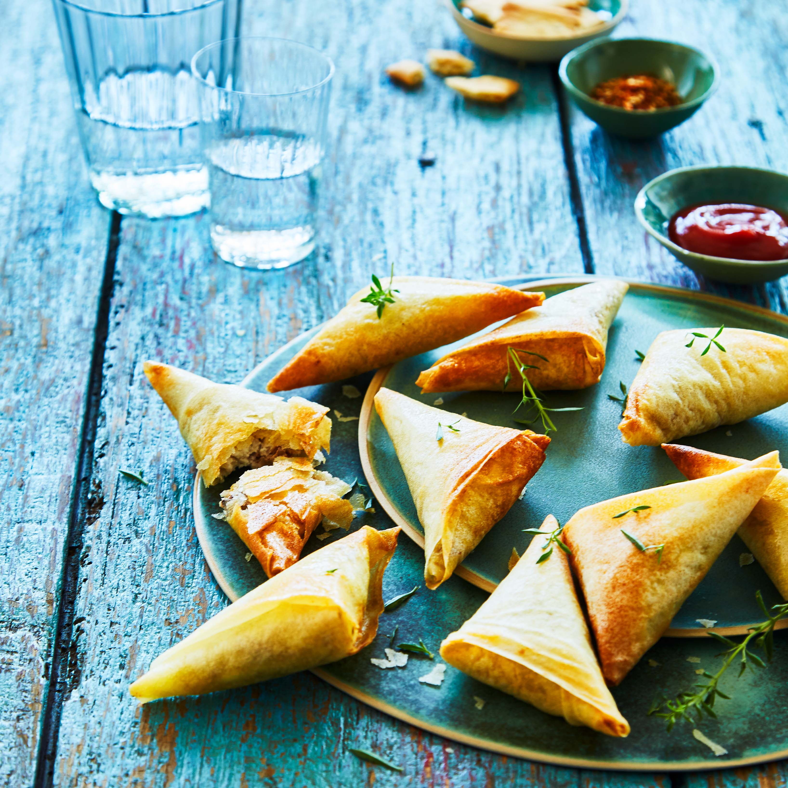 Ziegenkäse-Samosas mit Honig und Walnüssen