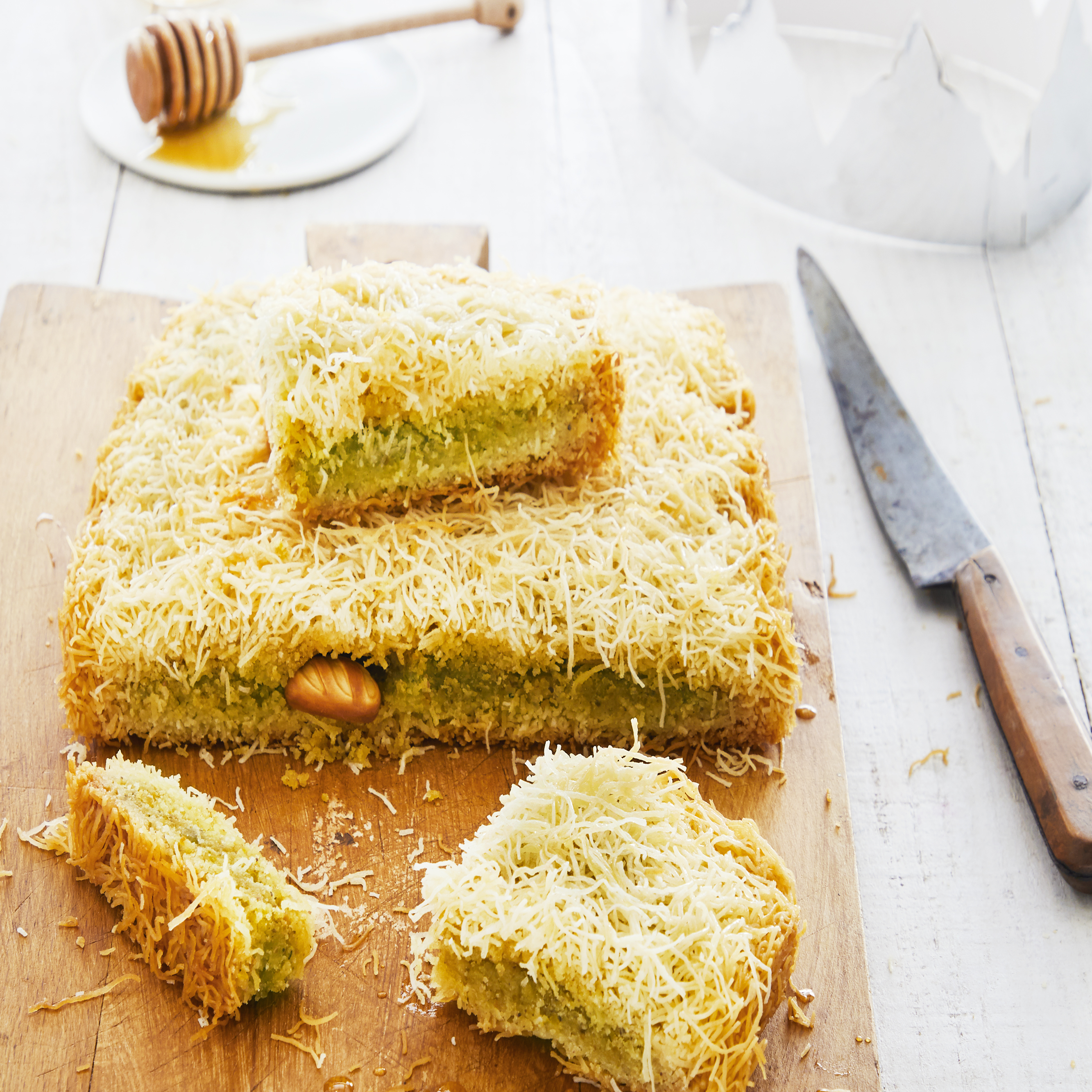 Orientalischer Kuchen mit Mandeln und Pistazien