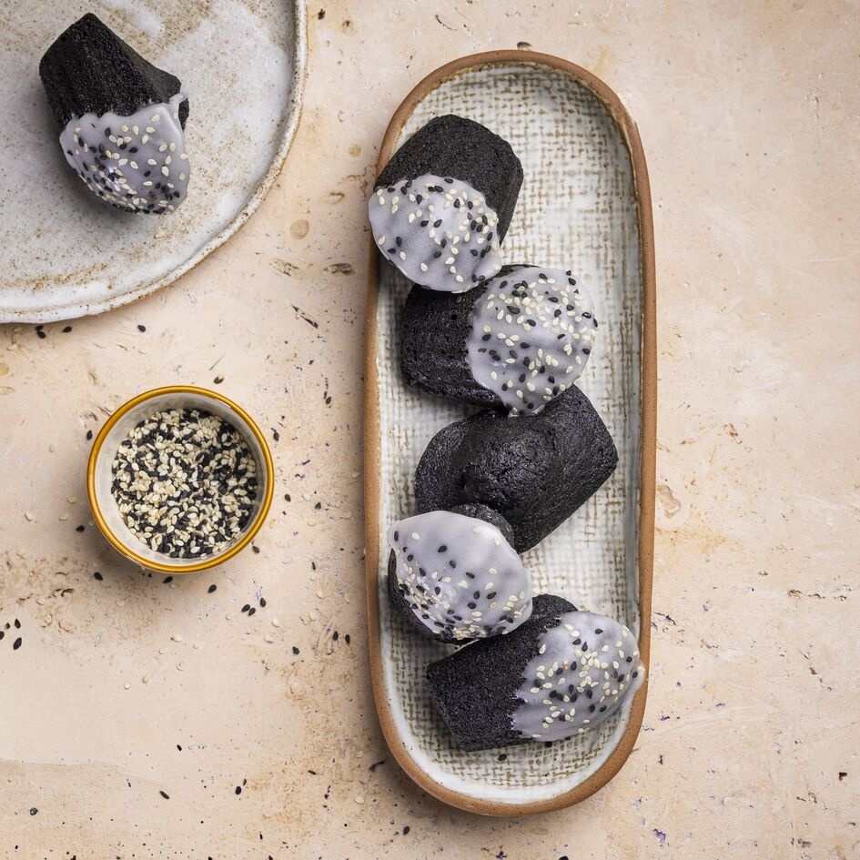 Weiche schwarze Sesam-Madeleines mit Zitronenglasur
