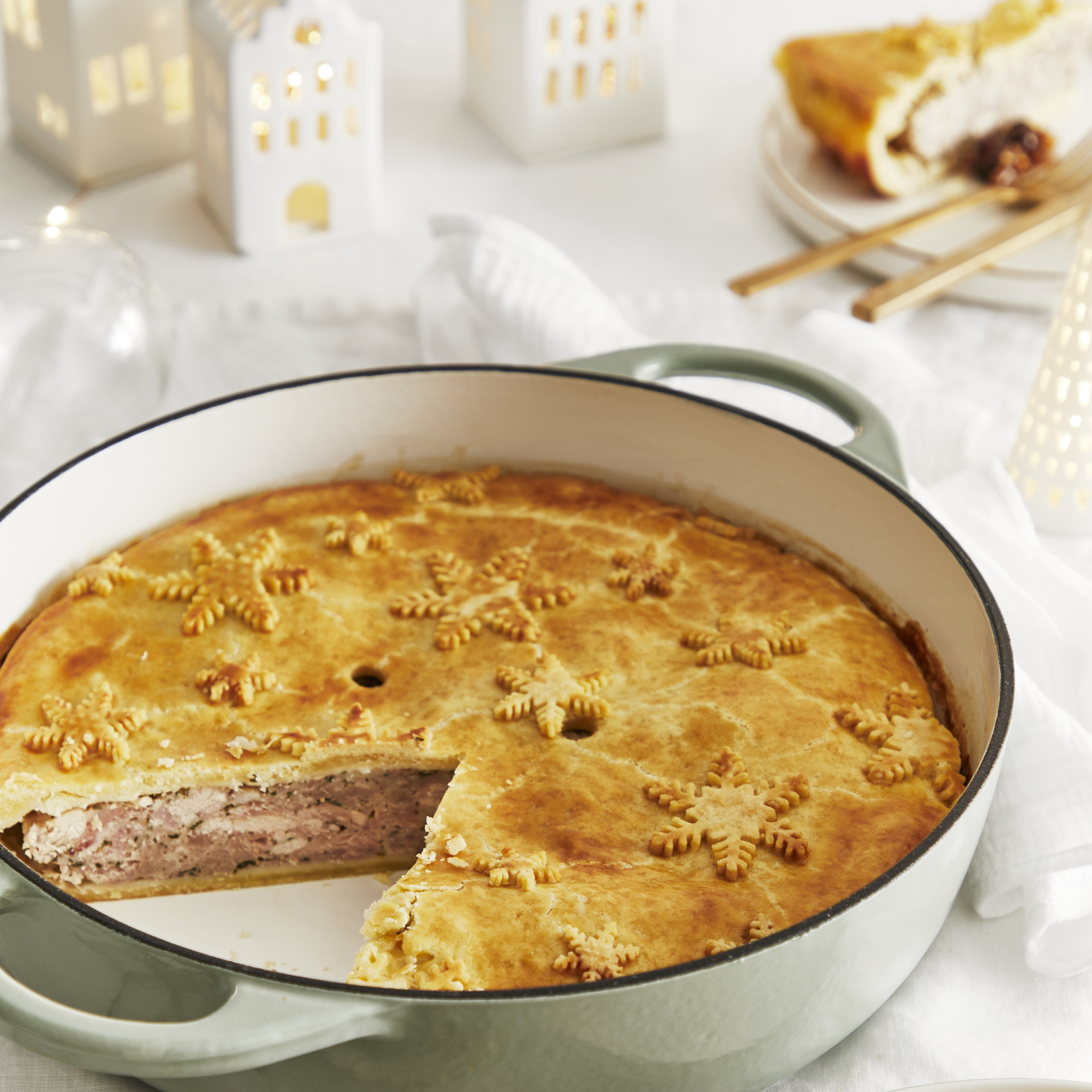 Weihnachtskuchen mit Preiselbeer-Chutney