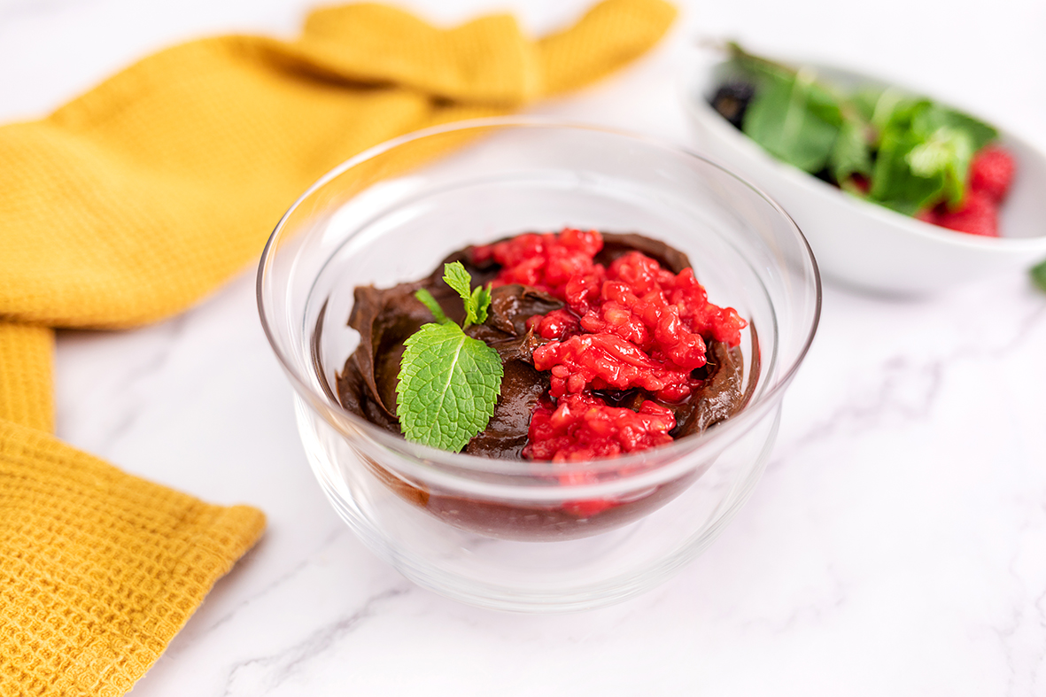 Pudding de cacao, aguacates y frambuesa
