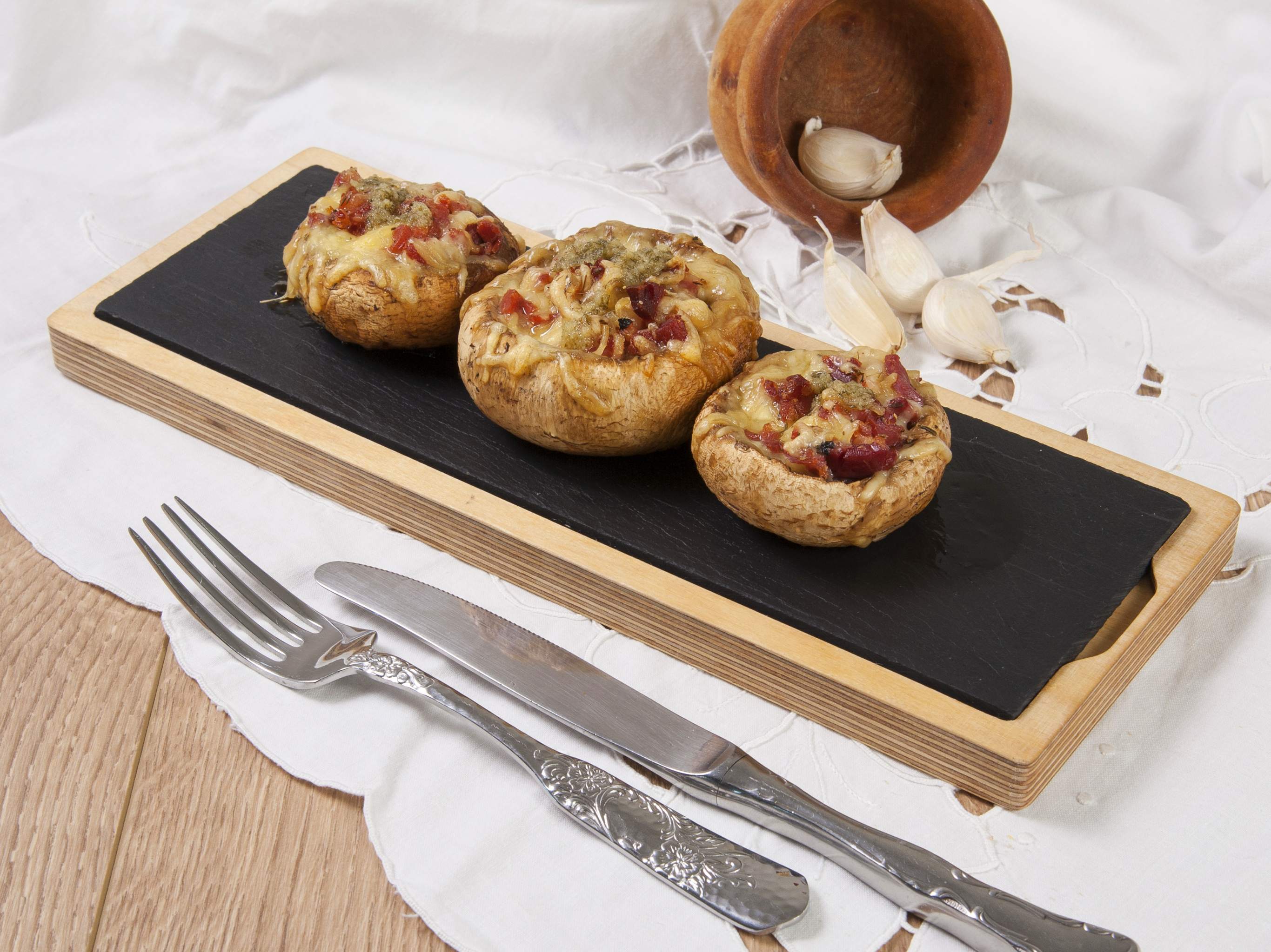 Champiñones rellenos de jamón y mozzarela