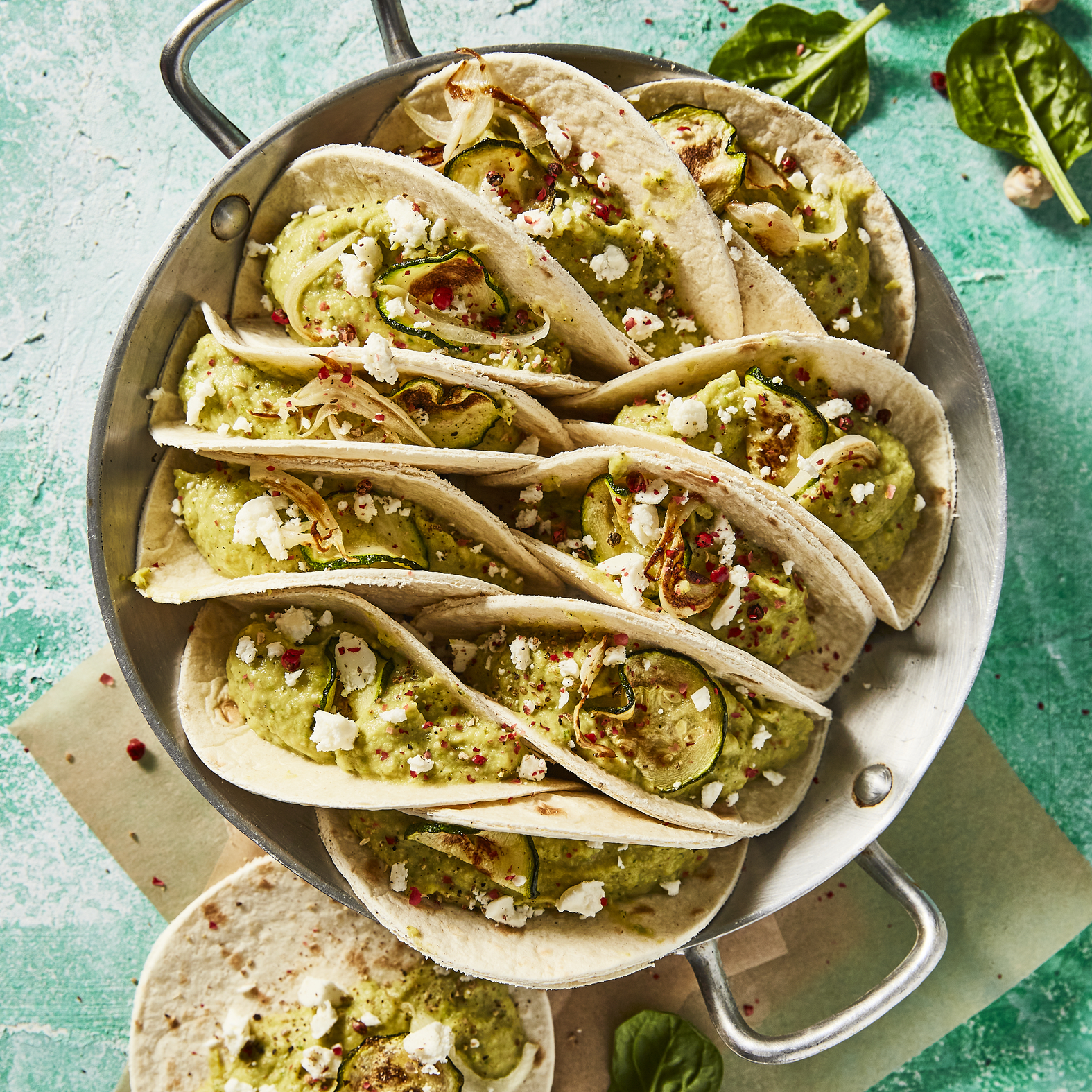 Mini-Quesadillas mit Zucchini-Hummus