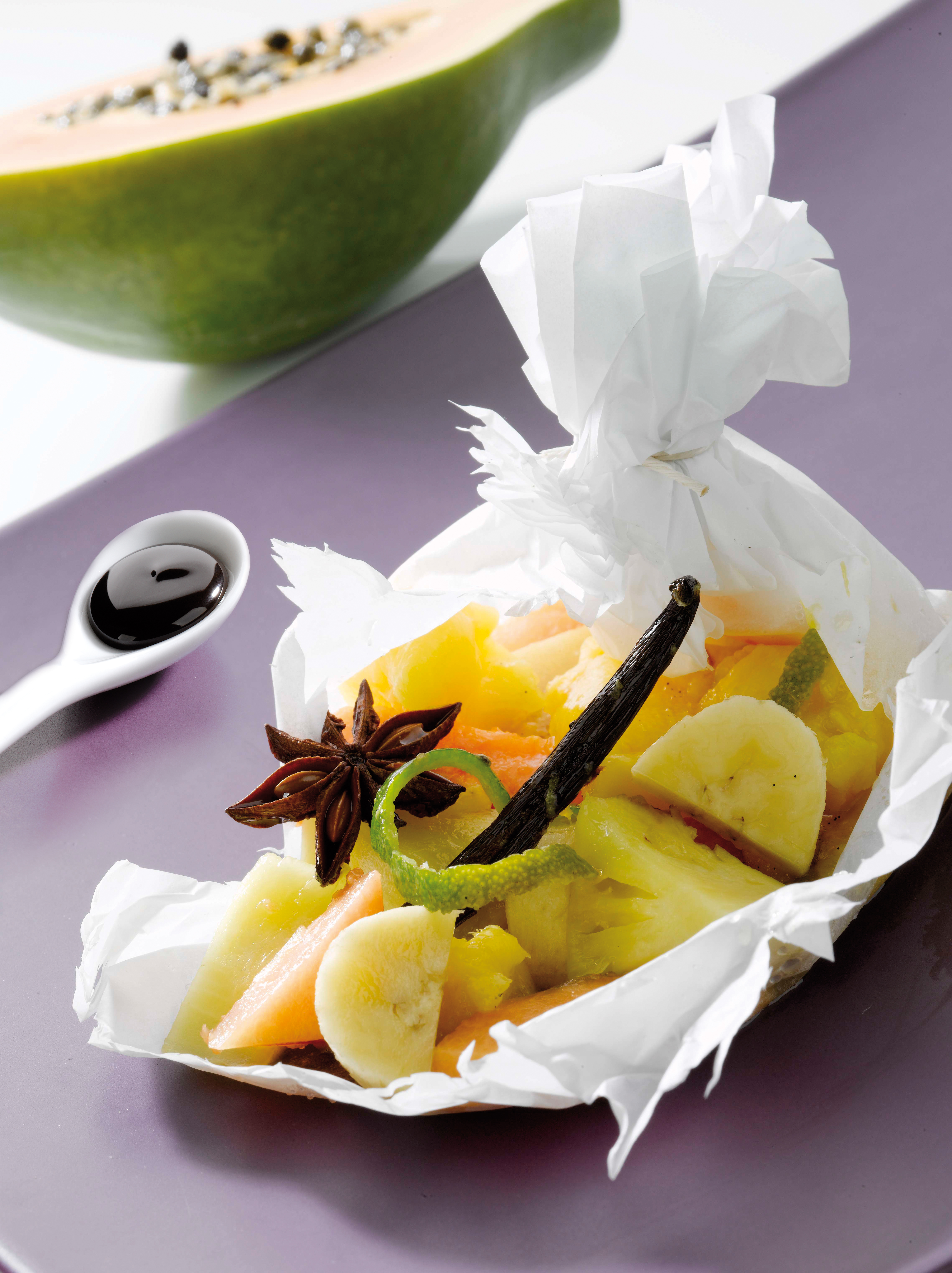 Papillote de frutas exóticas en salsa de chocolate
