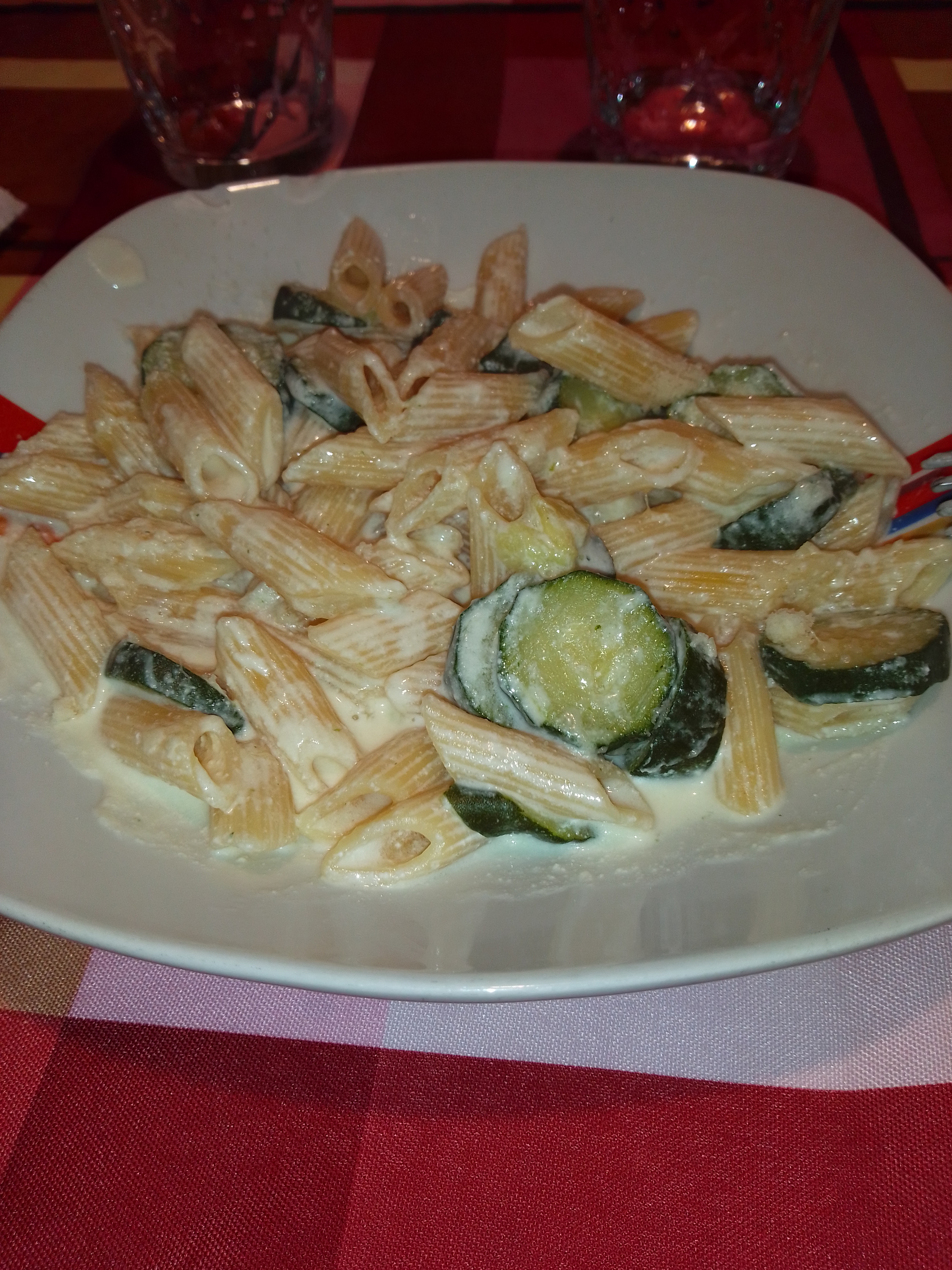 Penne con panna e zucchine
