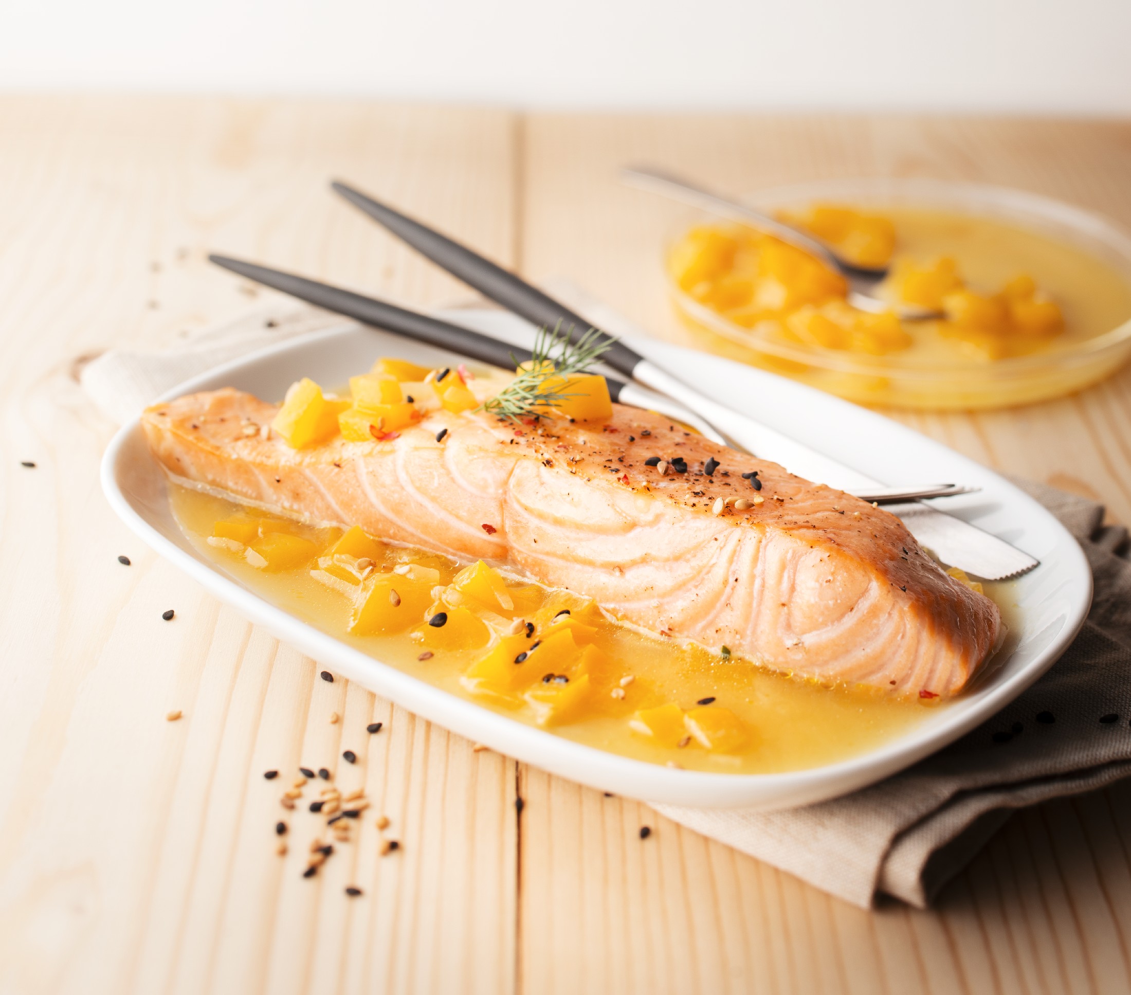 Salmón con salsa de pimiento