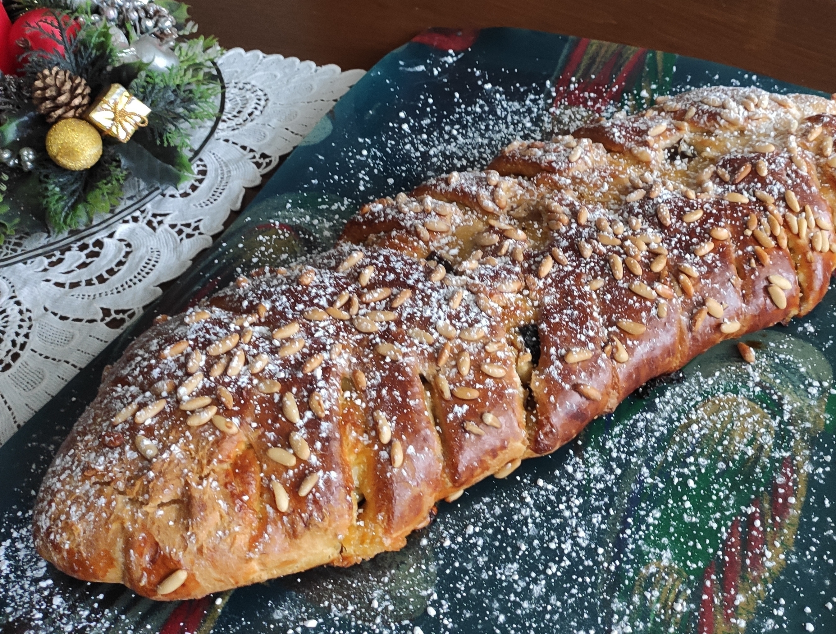 Bolo Rei recheado com ovos moles e frutos secos