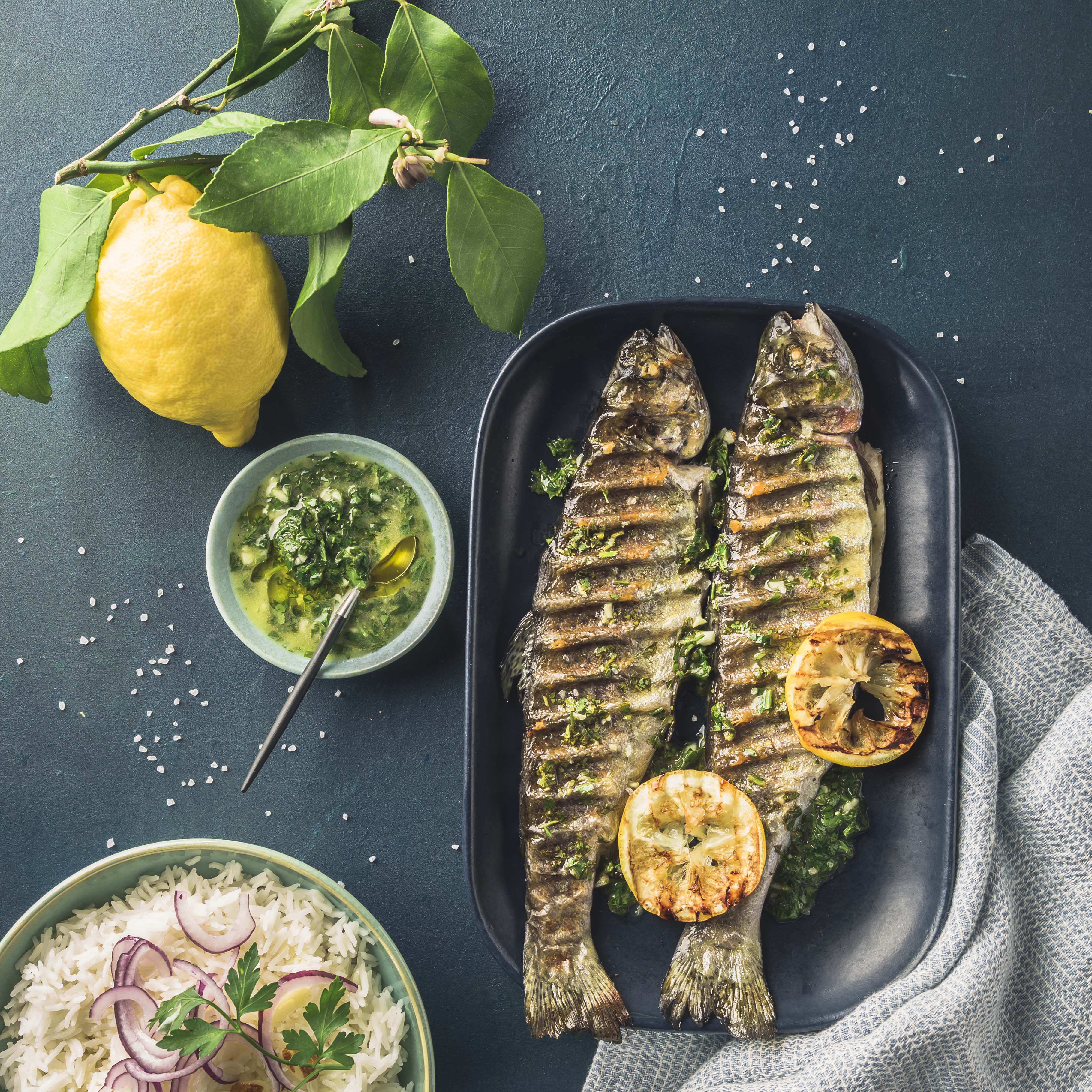 Gegrillte Forelle in Knoblauchsauce