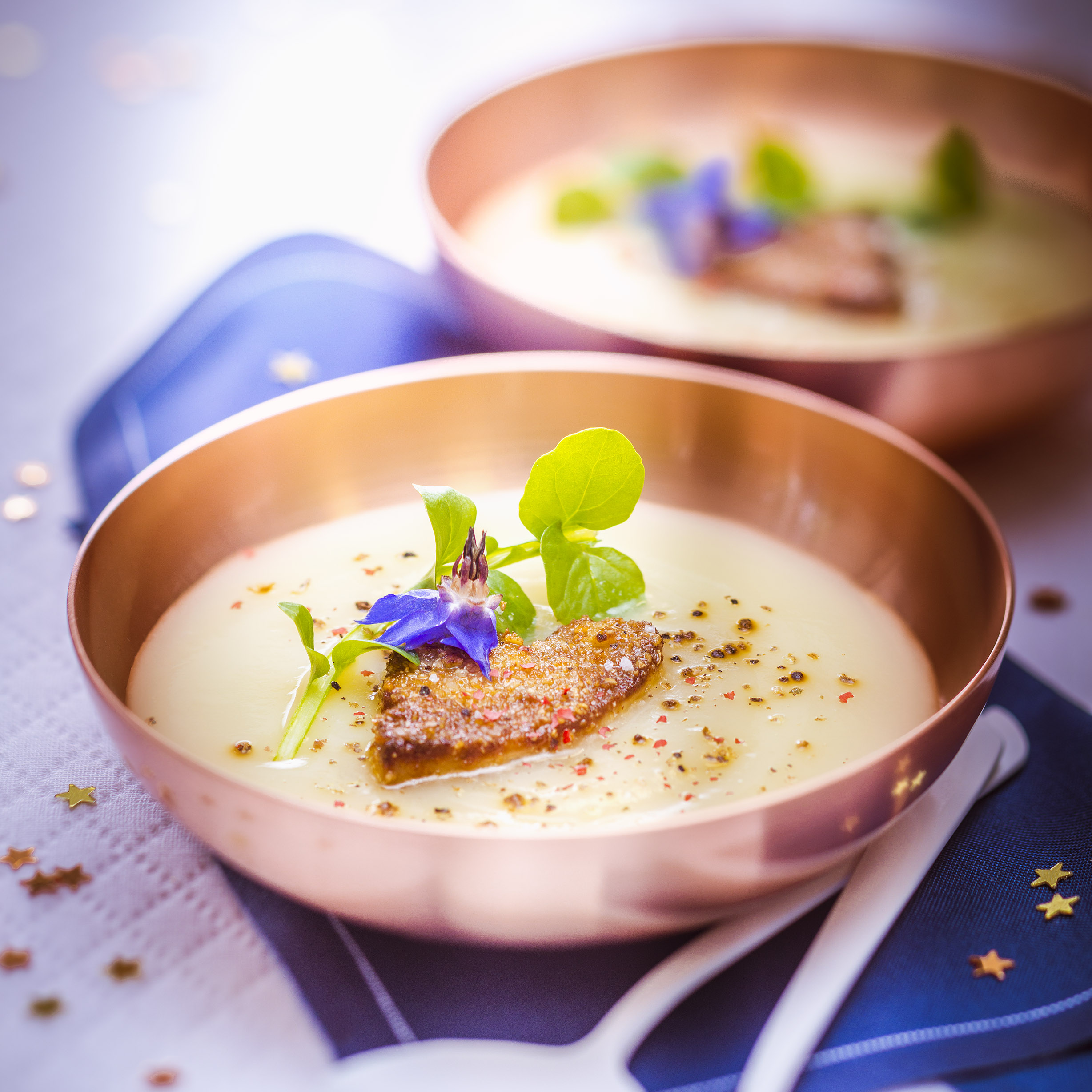 Crema de coliflor, foie gras salteado y almendras