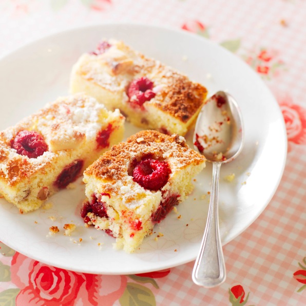 Bolo de chocolate branco com frutos vermelhos