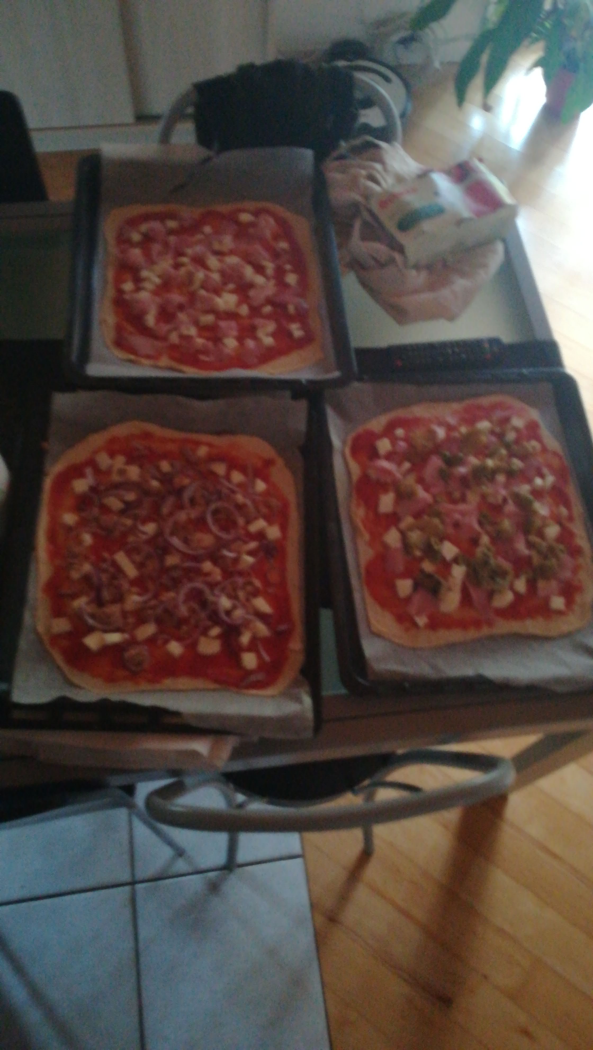 Pizza con prosciutto e melanzane