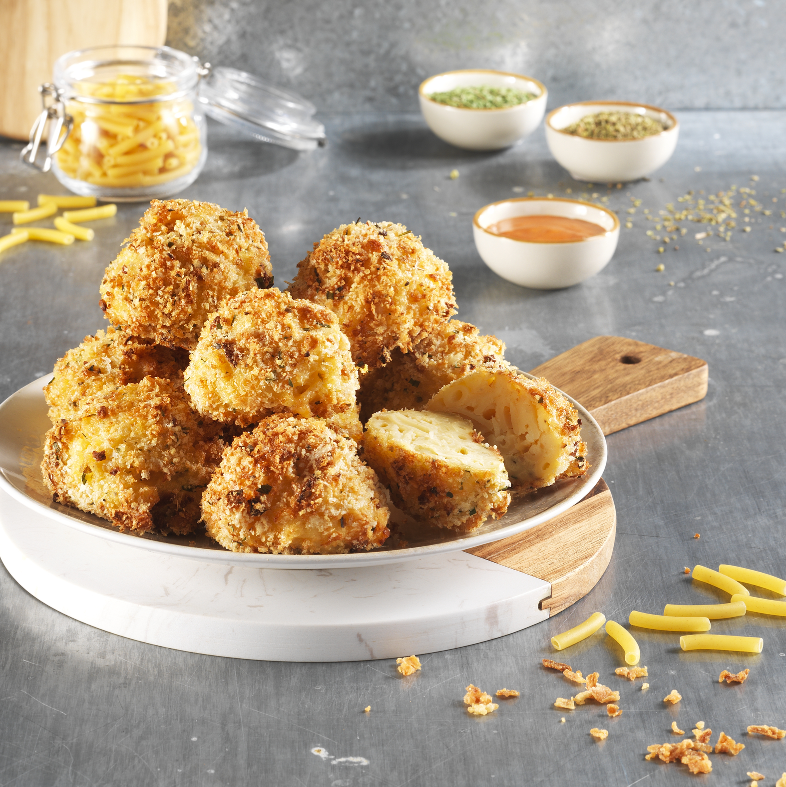 Polpette di maccheroni e formaggio con salsa speziata