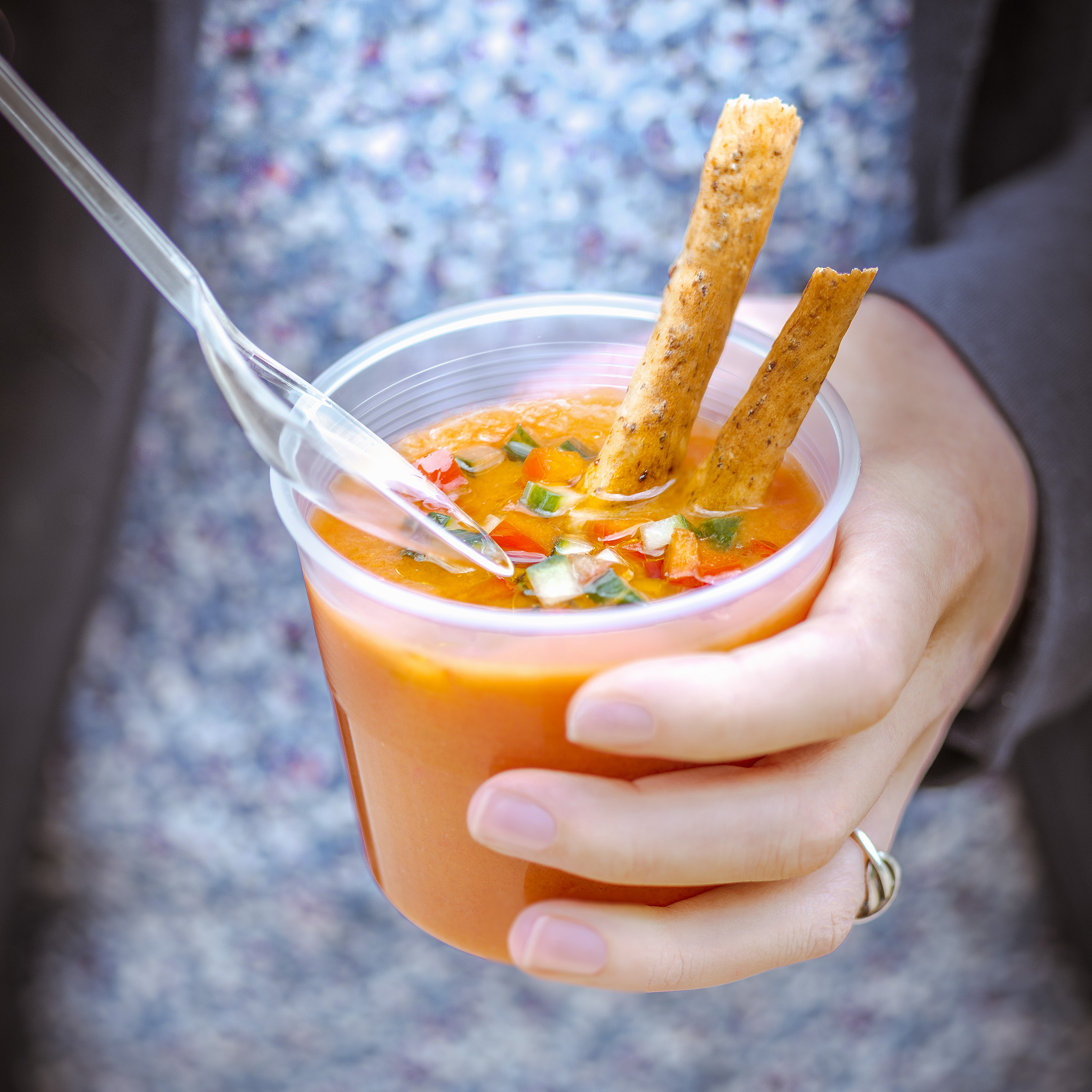Gazpacho andaluz con palitos de beicon y romero
