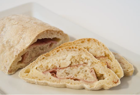 Ciabatta ripiena con formaggio e prosciutto