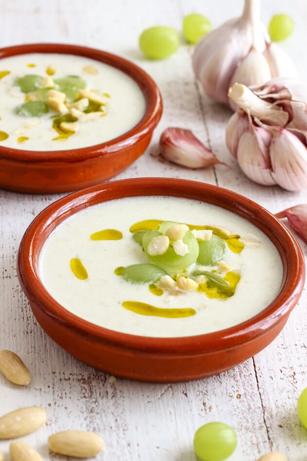 Gaspacho suave andaluz com amêndoas e alho