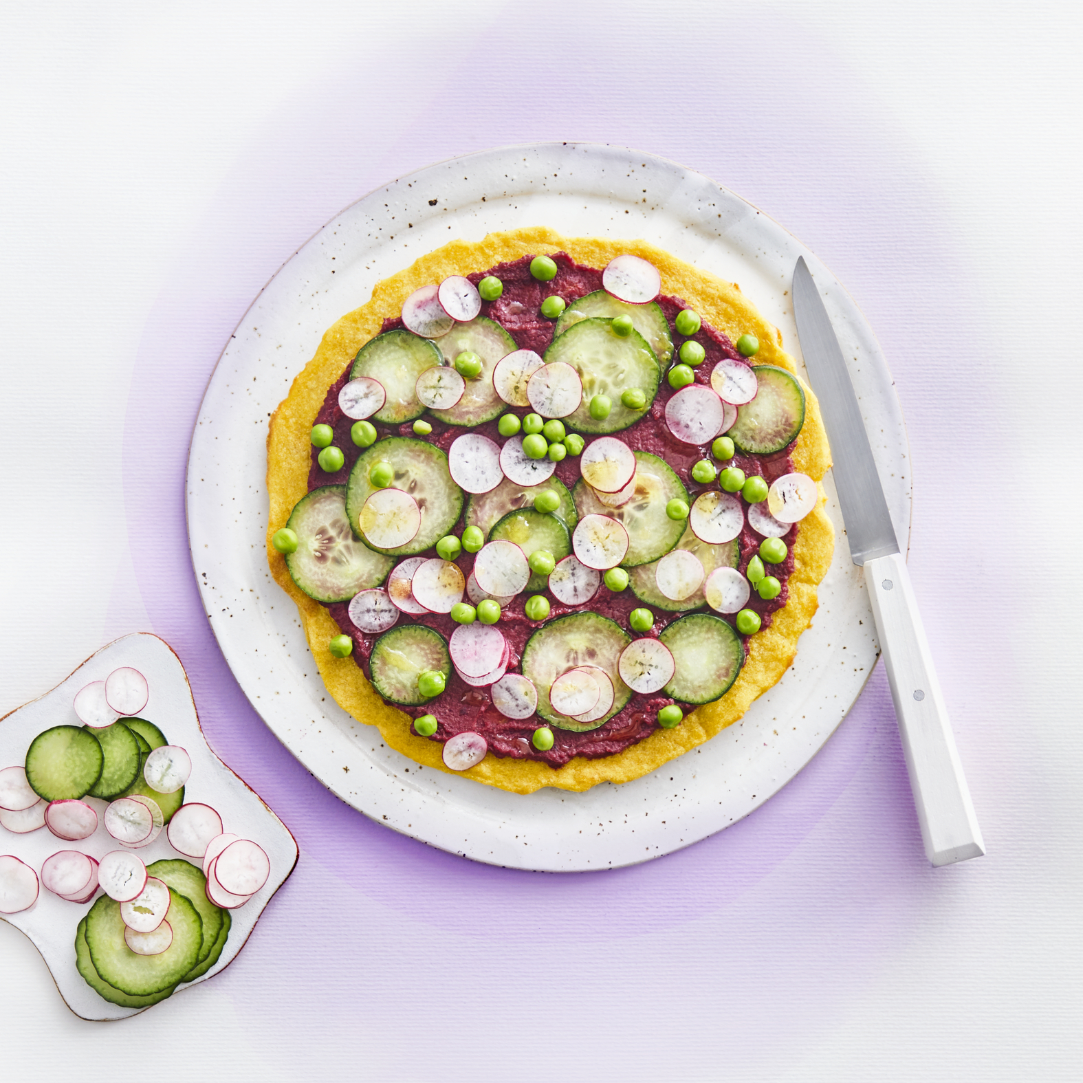 Socca con hummus de remolacha asada y crudités