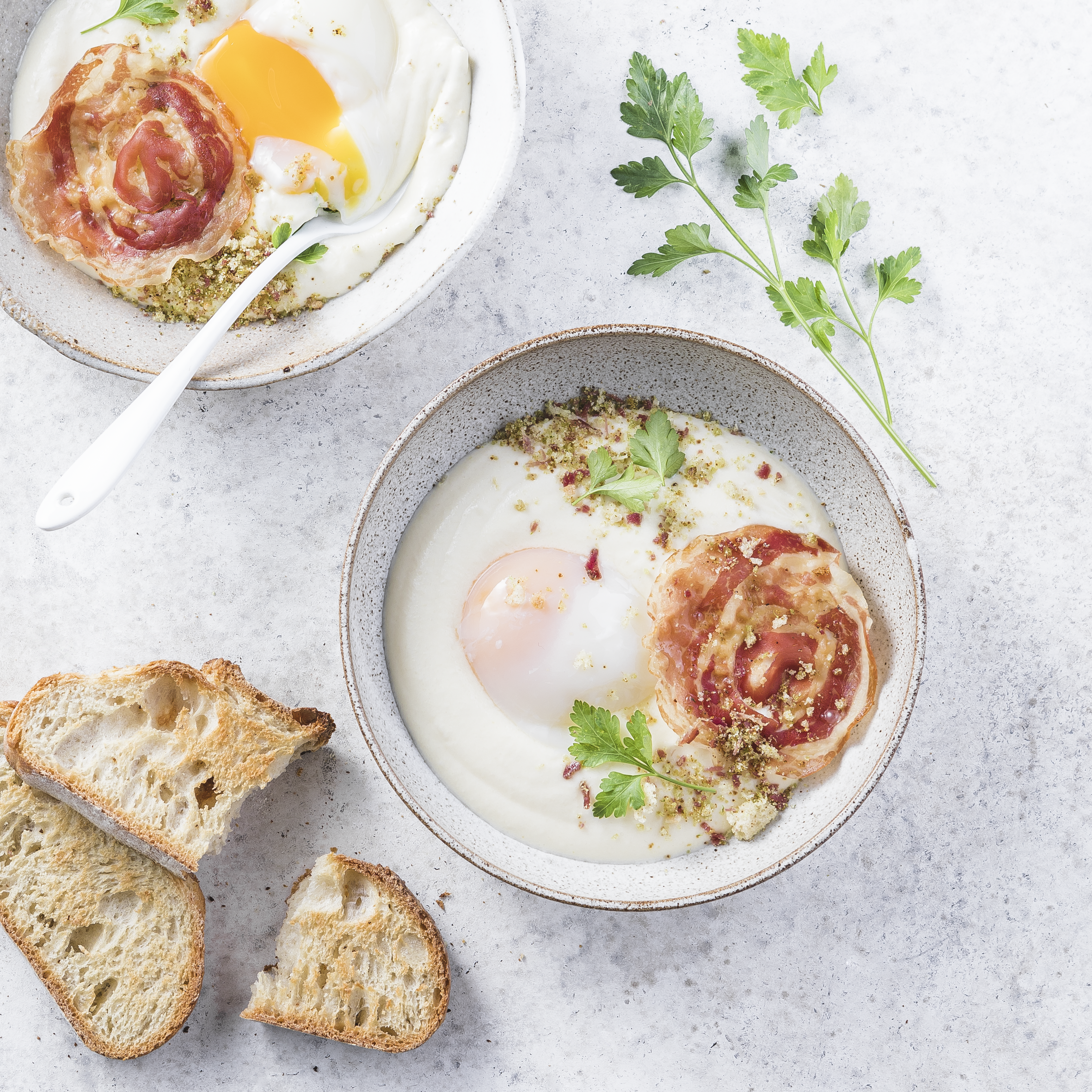 Huevos perfectos con salsa de parmesano