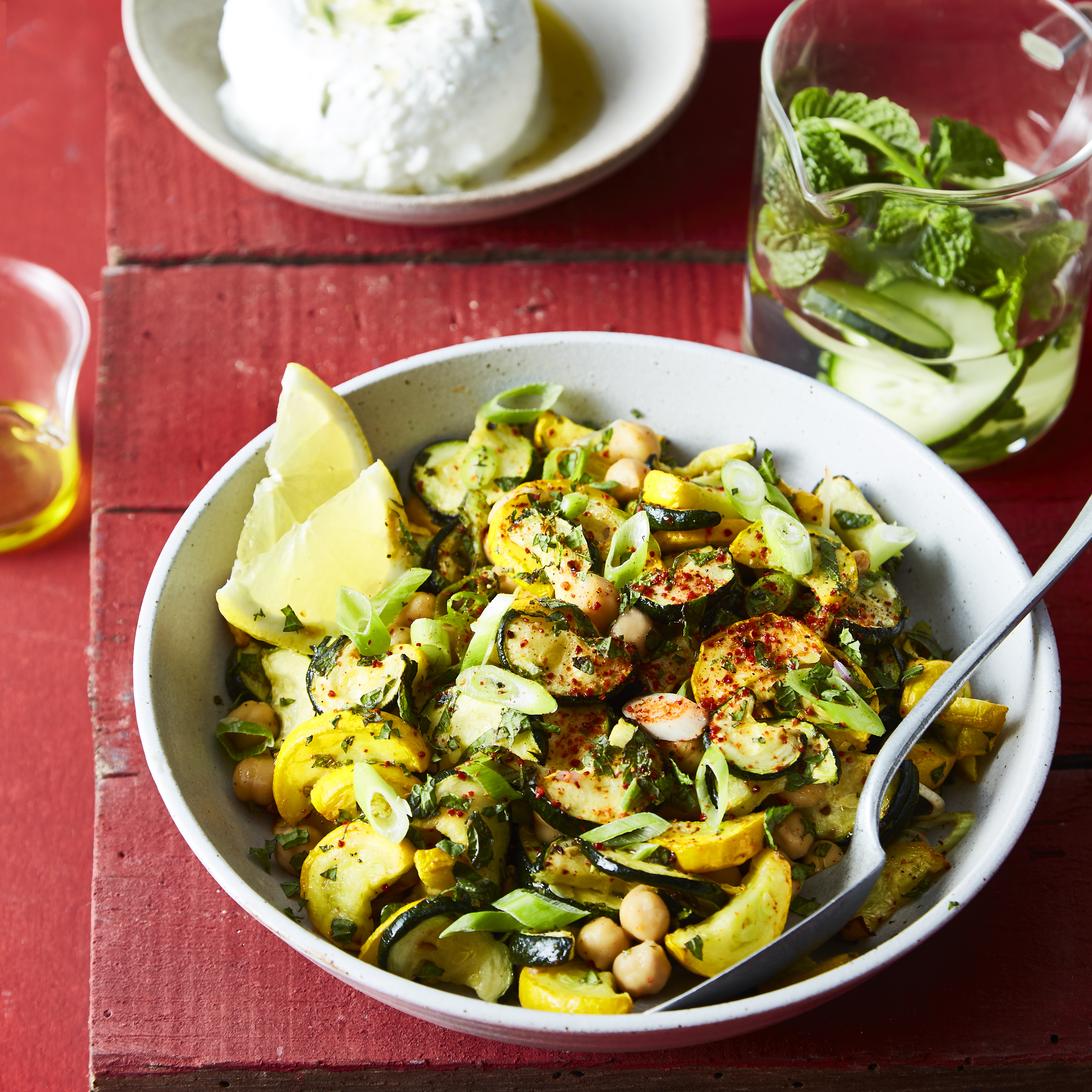 Salat mit gegrillter Zucchini, Minze, Kichererbsen und Paprikapulver