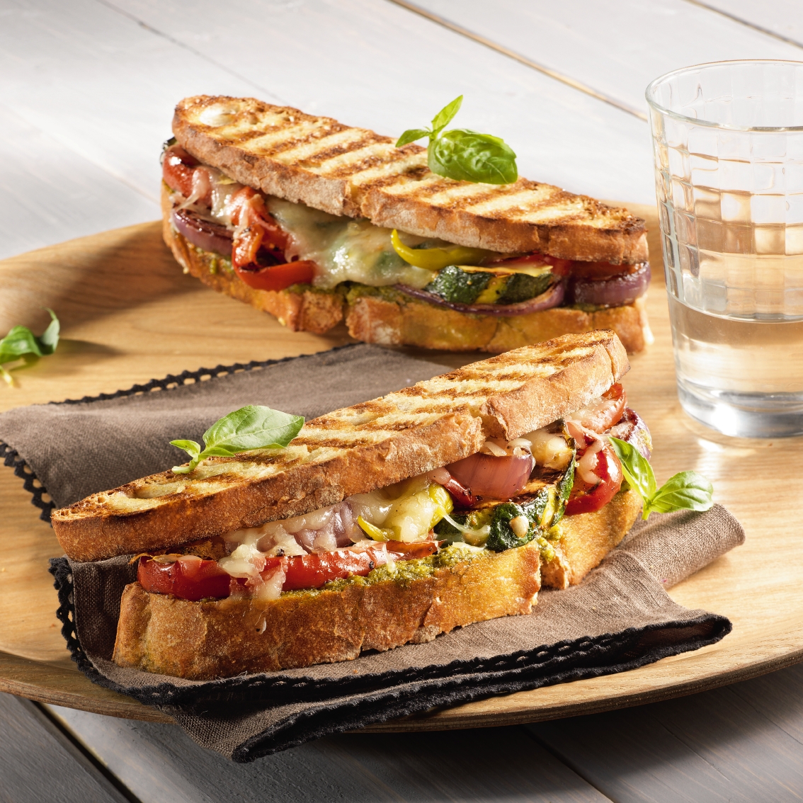 Pikantes italienisches Panini mit gegrilltem Gemüse